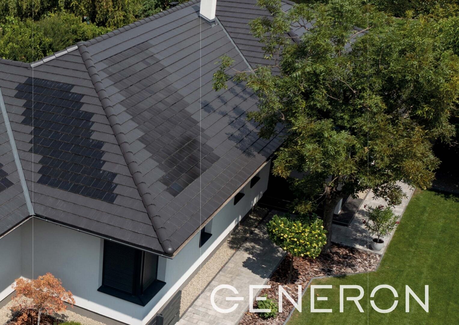 Ein modernes Haus mit dunklen Dachziegeln und integrierten Sonnenkollektoren, umgeben von Bäumen und einem schön angelegten Hof. Das Wort GENERON ist in der unteren rechten Ecke zu sehen.