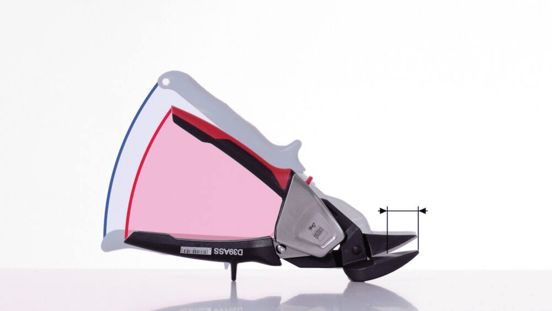 Eine abgewinkelte Metallschere mit hervorgehobenen Klingenabschnitten in Rot, Rosa und Blau und einem horizontalen Messpfeil in der Nähe der Spitze, angezeigt auf weißem Hintergrund.