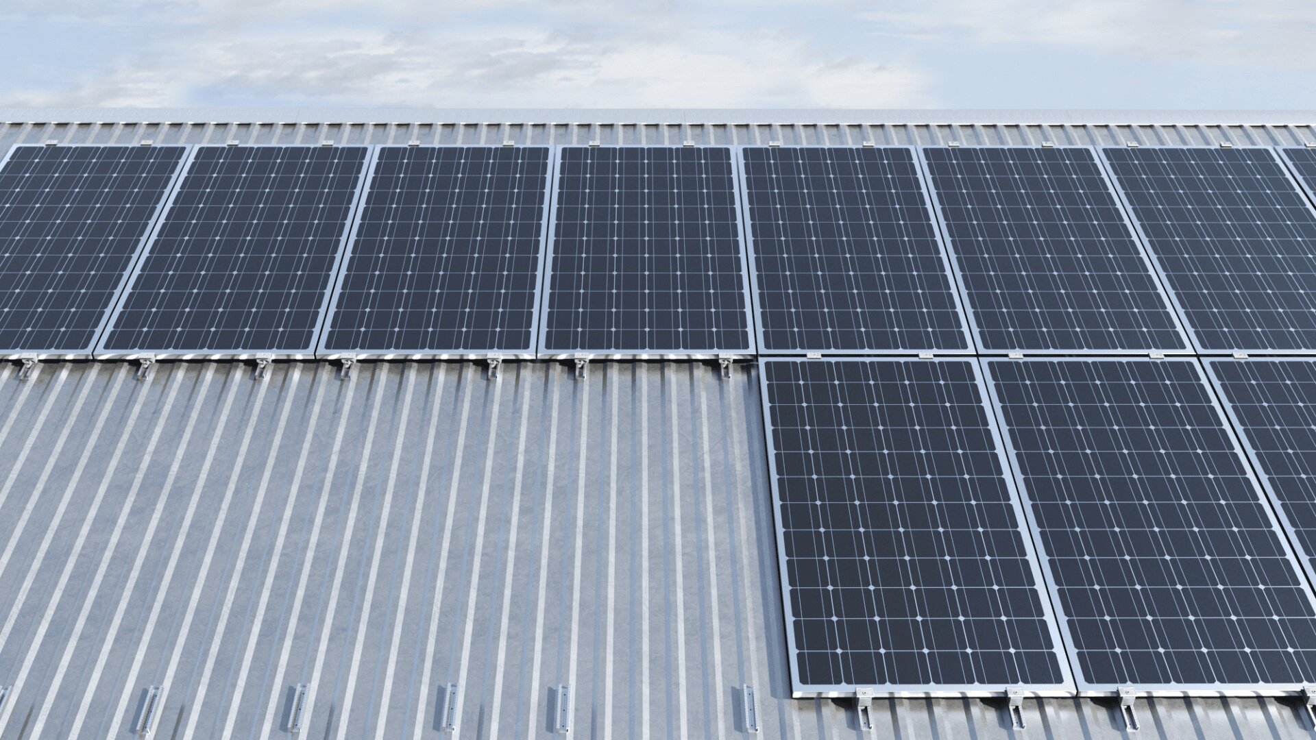 Reihen schwarzer Solarmodule, die unter einem teilweise bewölkten Himmel auf einem schrägen Wellblechdach installiert sind, veranschaulichen den Einsatz erneuerbarer Energietechnologien.