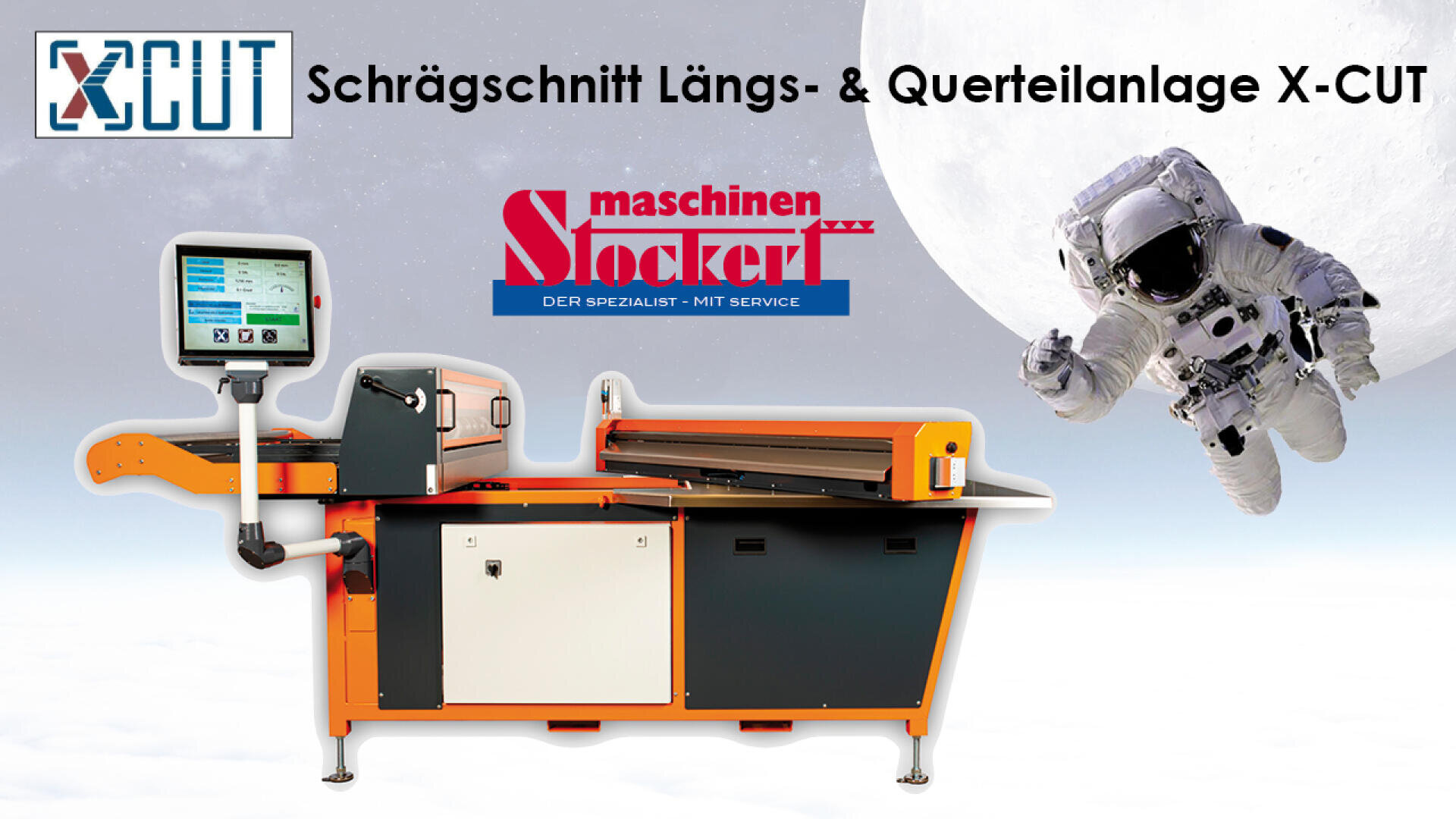 Eine orange-schwarze Industrieschneidemaschine ist vor einem großen Mond zu sehen. Rechts ist ein schwebender Astronaut zu sehen. Oben sind die Logos von X-CUT und Maschinen Stockert zu sehen, mit einer deutschen Beschreibung der Maschine.