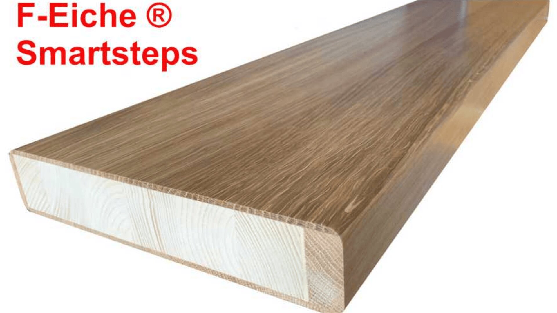 Eine Nahaufnahme eines Holzbretts mit glatter Eichenoberfläche, in der oberen linken Ecke in roter Schrift mit der Aufschrift „F-Eiche® Smartsteps“.