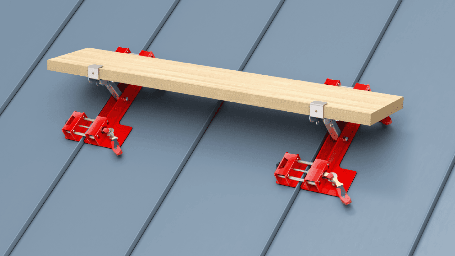 Ein Holzbrett ist horizontal auf einem blauen Metalldach montiert. Dabei werden zwei rote Metallklammern verwendet. Jede Klammer ist mit mehreren Klammern versehen, die das Brett und das Dach sichern.
