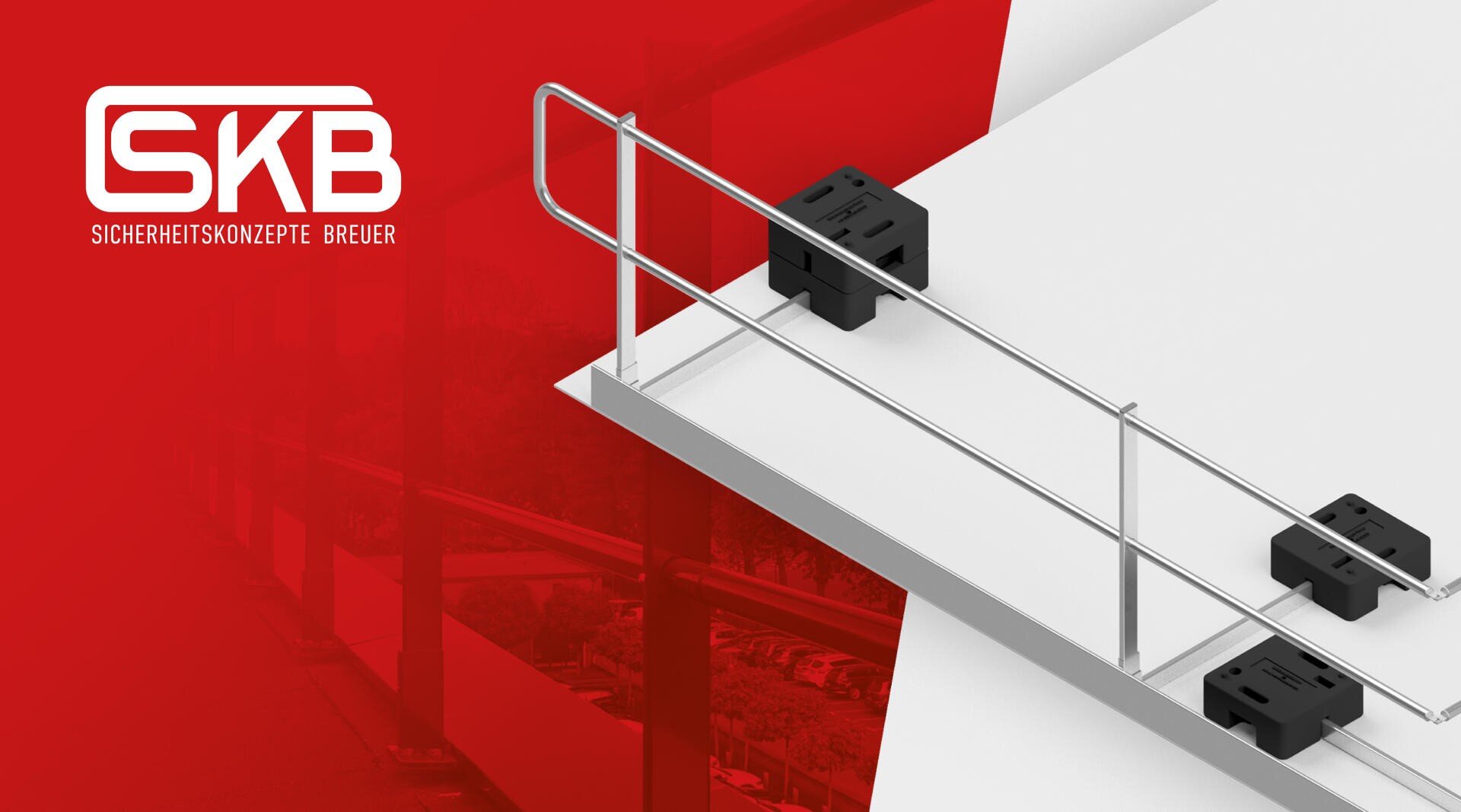 Auf einem weißen Dach mit schwarzen Montagefüßen ist ein Sicherheitsgeländer aus Metall installiert. Das SKB-Logo und der Text Sicherheitskonzepte Breuer erscheinen links auf rotem Hintergrund.