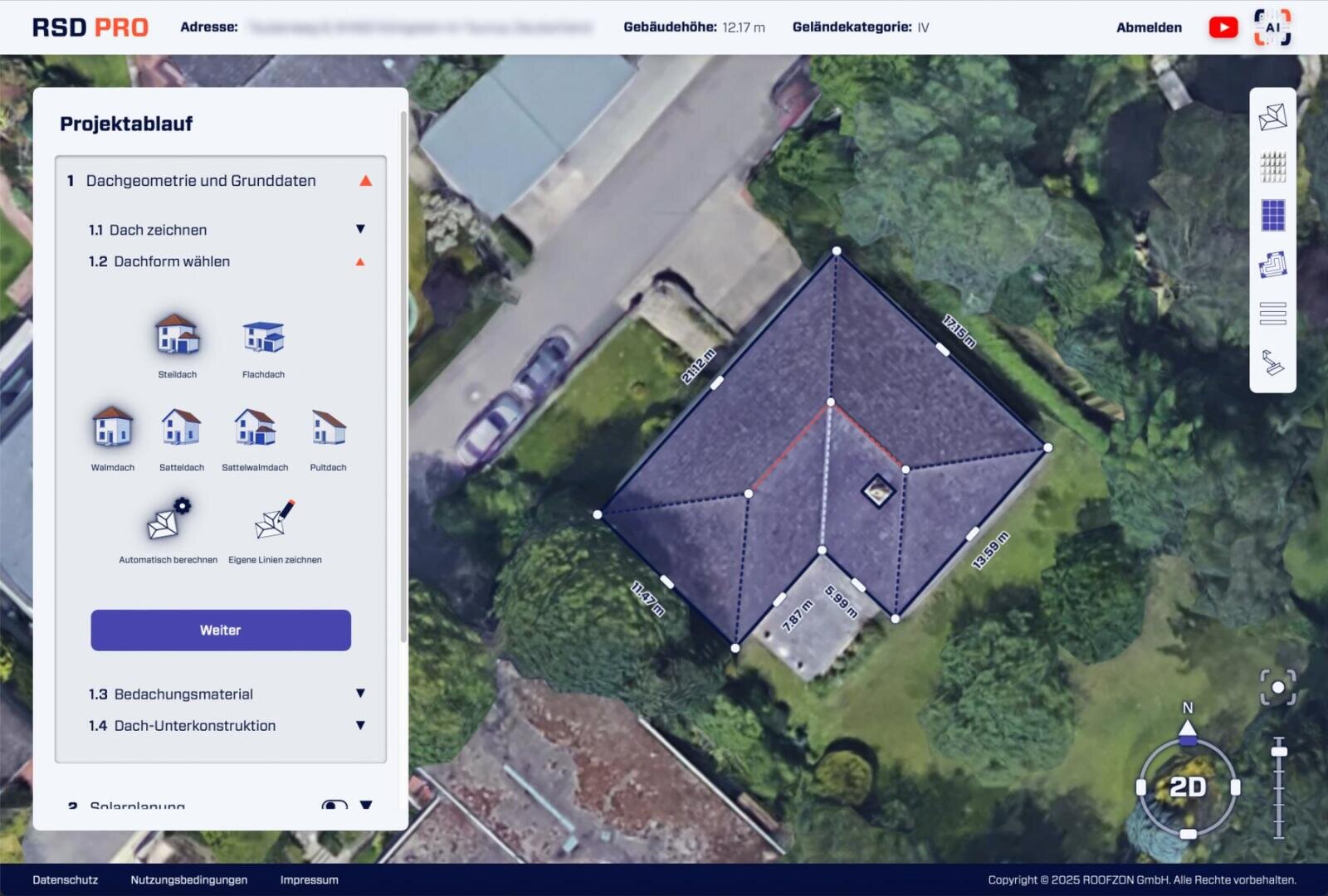 Eine Software-Schnittstelle zeigt eine Satellitenansicht eines Hauses mit dem umrissenen und mit Anmerkungen versehenen Dach. Eine Seitenleiste auf der linken Seite zeigt die Projektschritte für die Dachmessung und -auswahl. Navigations- und Steuerungssymbole erscheinen am rechten und unteren Rand.