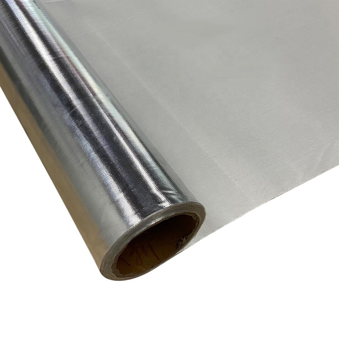 Nahaufnahme einer Rolle eines feinen Metallgitters, teilweise abgerollt, mit silberglänzender Oberfläche und sichtbarem Pappkern.