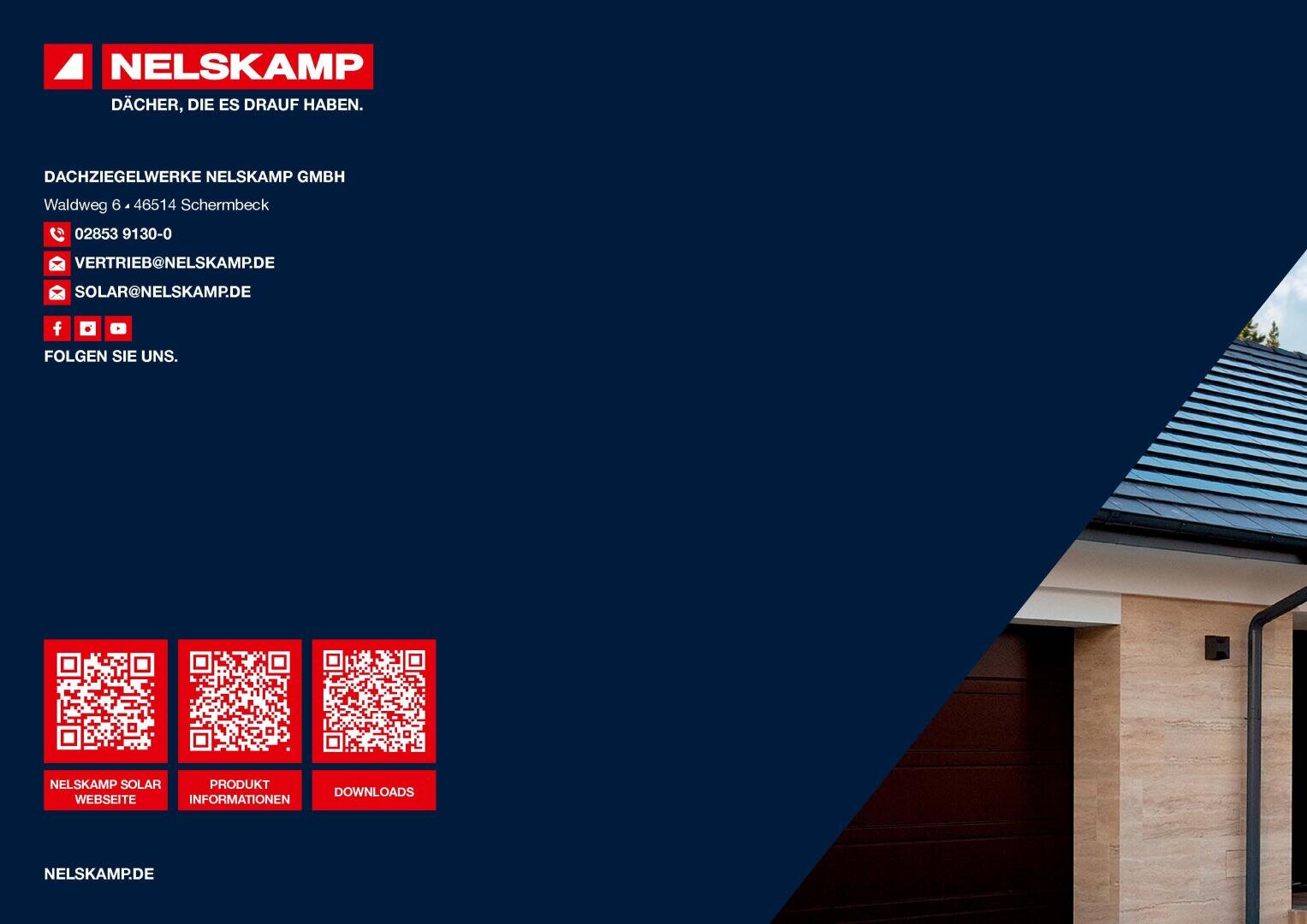 Die Kontaktinformationen und QR-Codes des Unternehmens Nelskamp werden auf einem dunkelblauen Hintergrund angezeigt, mit einer Teilansicht eines Hausdachs und eines Garagentors auf der rechten Seite. Das Nelskamp-Logo befindet sich in der oberen linken Ecke.