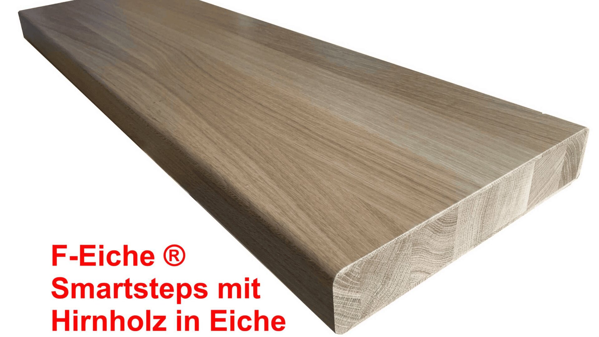 Eine rechteckige Treppenstufe aus Eiche mit abgerundeter Vorderkante und natürlicher Holzmaserung. Der deutsche Text in Rot lautet: F-Eiche® Smartsteps mit Hirnholz in Eiche.