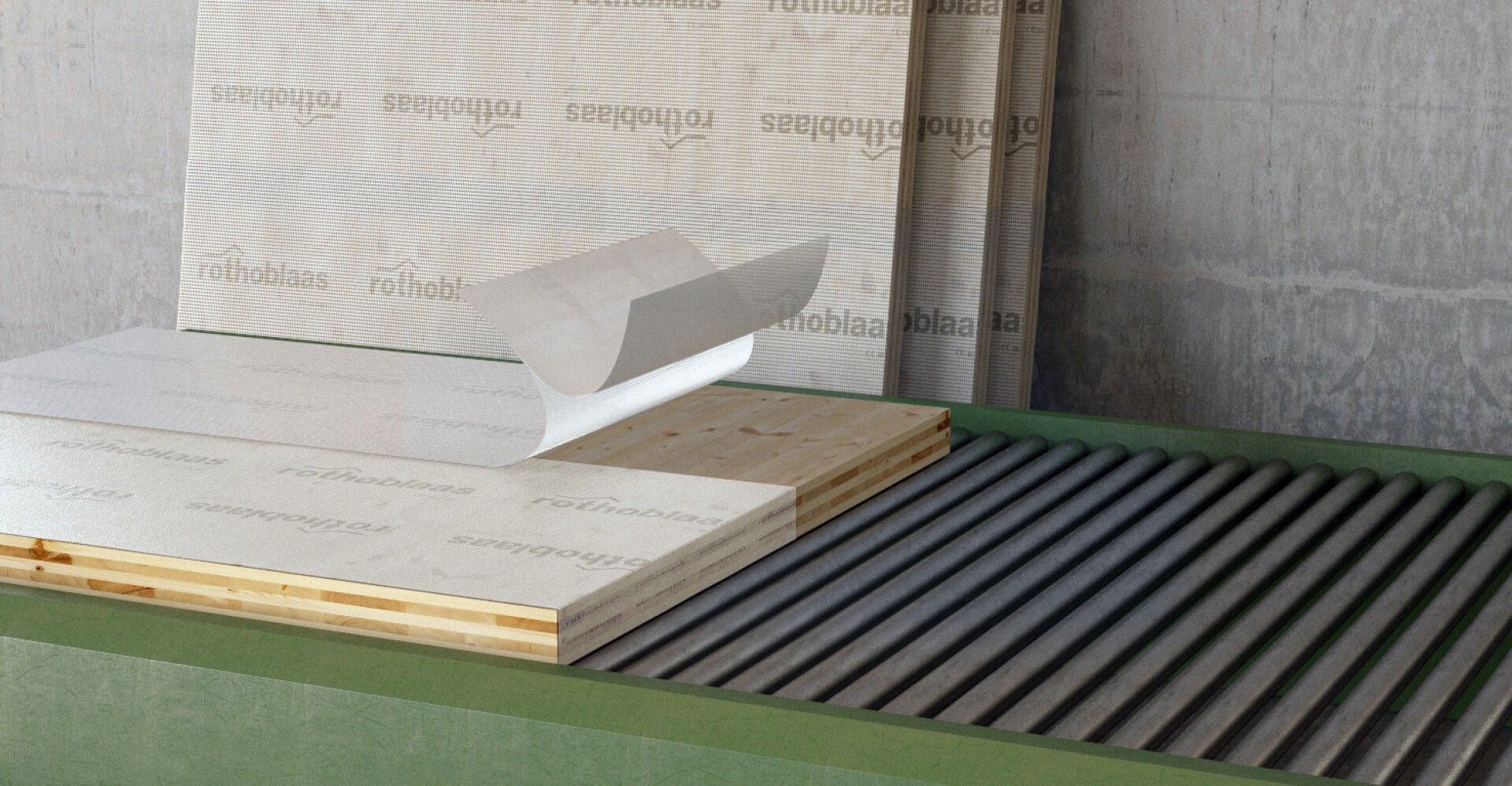 Baumaterialplatten mit dem Rothoblaas-Logo werden auf Sperrholz gestapelt. Eine Platte wird teilweise abgezogen, wodurch die darunterliegenden Schichten sichtbar werden. Der Stapel ruht auf einem Metallrollenförderer.