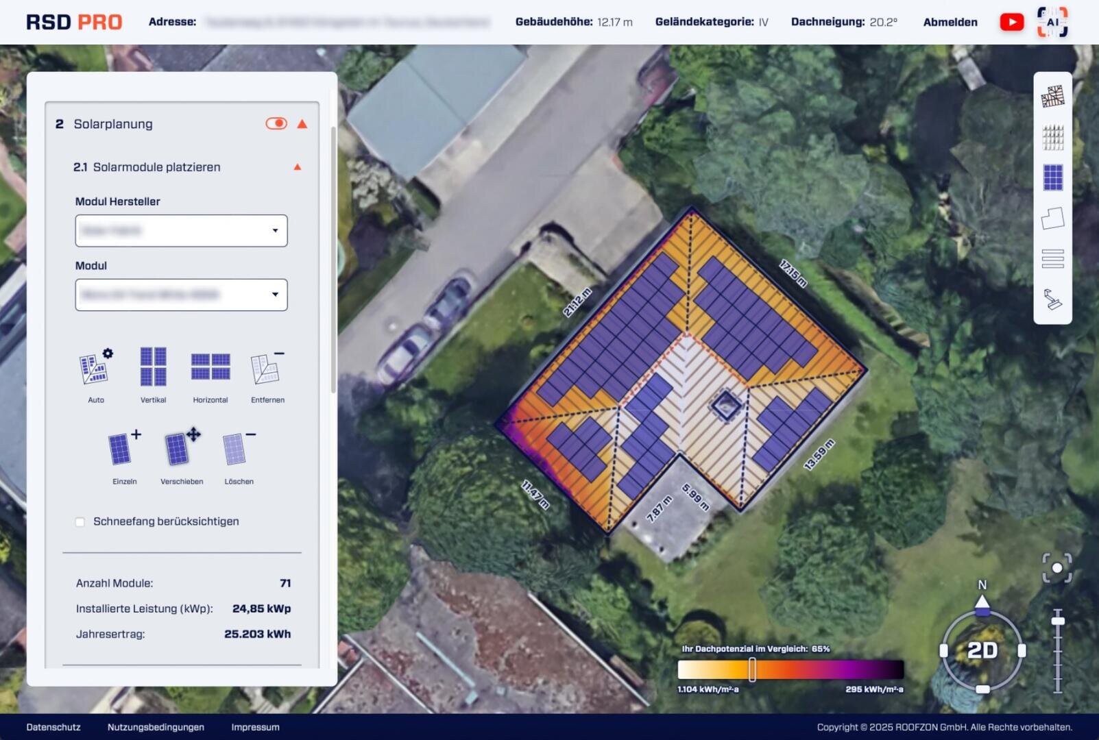 Luftaufnahme eines Hausdachs mit einem digitalen Overlay zur Planung der Platzierung von Solarmodulen. Die Schnittstelle auf der linken Seite zeigt Optionen für Solarmodule, Systemdetails und den geschätzten Stromertrag.