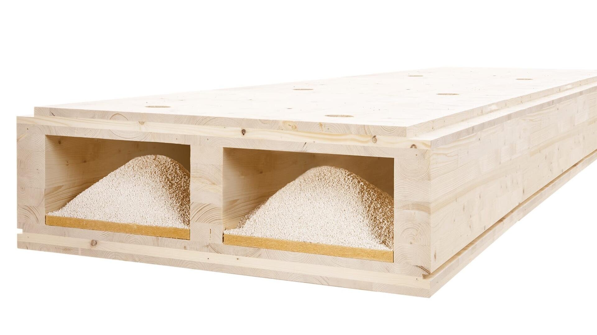 Eine Nahaufnahme einer großen Holzstrukturplatte mit zwei rechteckigen Ausschnitten, die jeweils mit hellen Holzpellets gefüllt sind und die isolierenden bzw. strukturellen Eigenschaften der Platte demonstrieren.