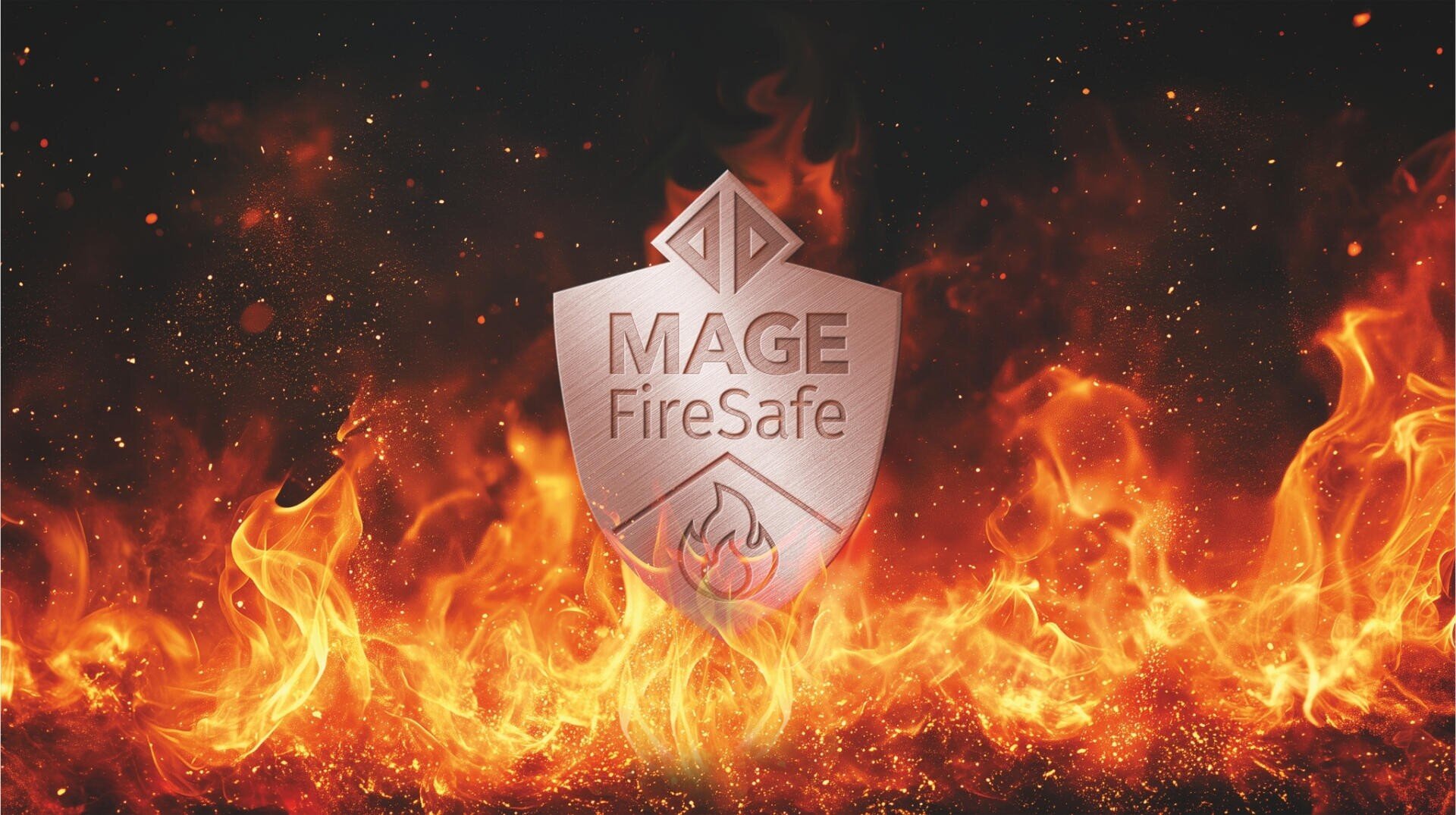 Ein metallisches Schildlogo mit MAGE FireSafe und einem Flammensymbol erscheint vor einem Hintergrund aus intensivem orangefarbenem und gelbem Feuer und schwebender Glut.
