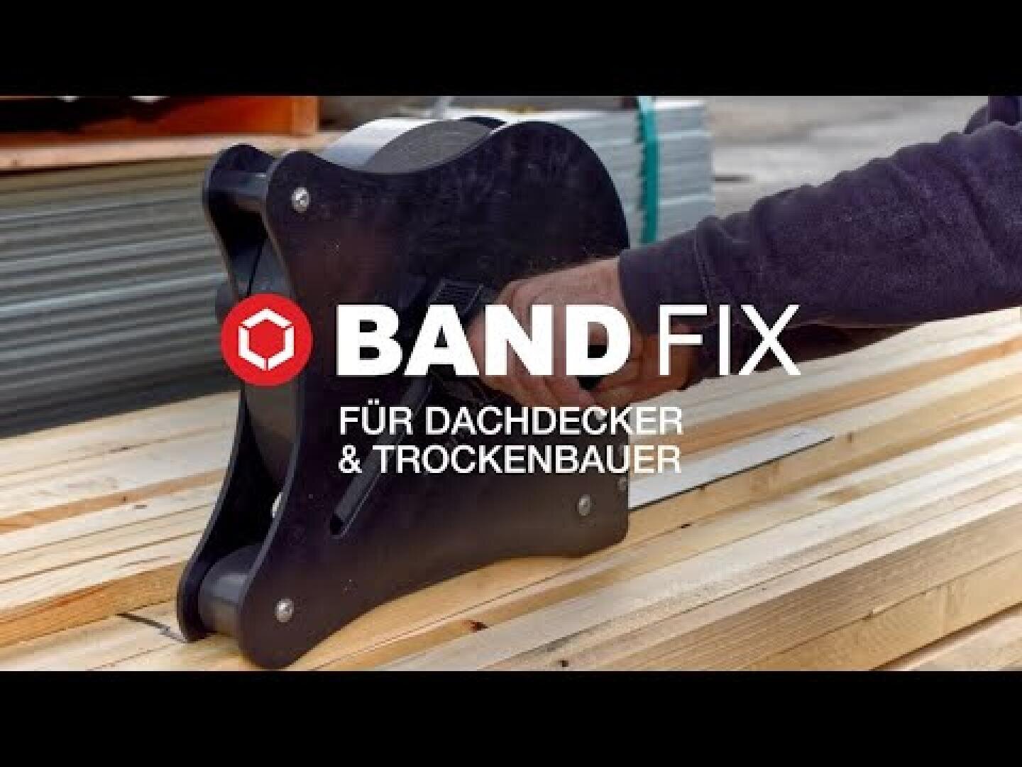 Eine Person benutzt ein schwarzes Band Fix Werkzeug auf gestapelten Holzbrettern. Der Text auf dem Bild lautet: Band Fix für Dachdecker & Trockenbauer, was bedeutet, dass es für Dachdecker und Trockenbauer bestimmt ist.