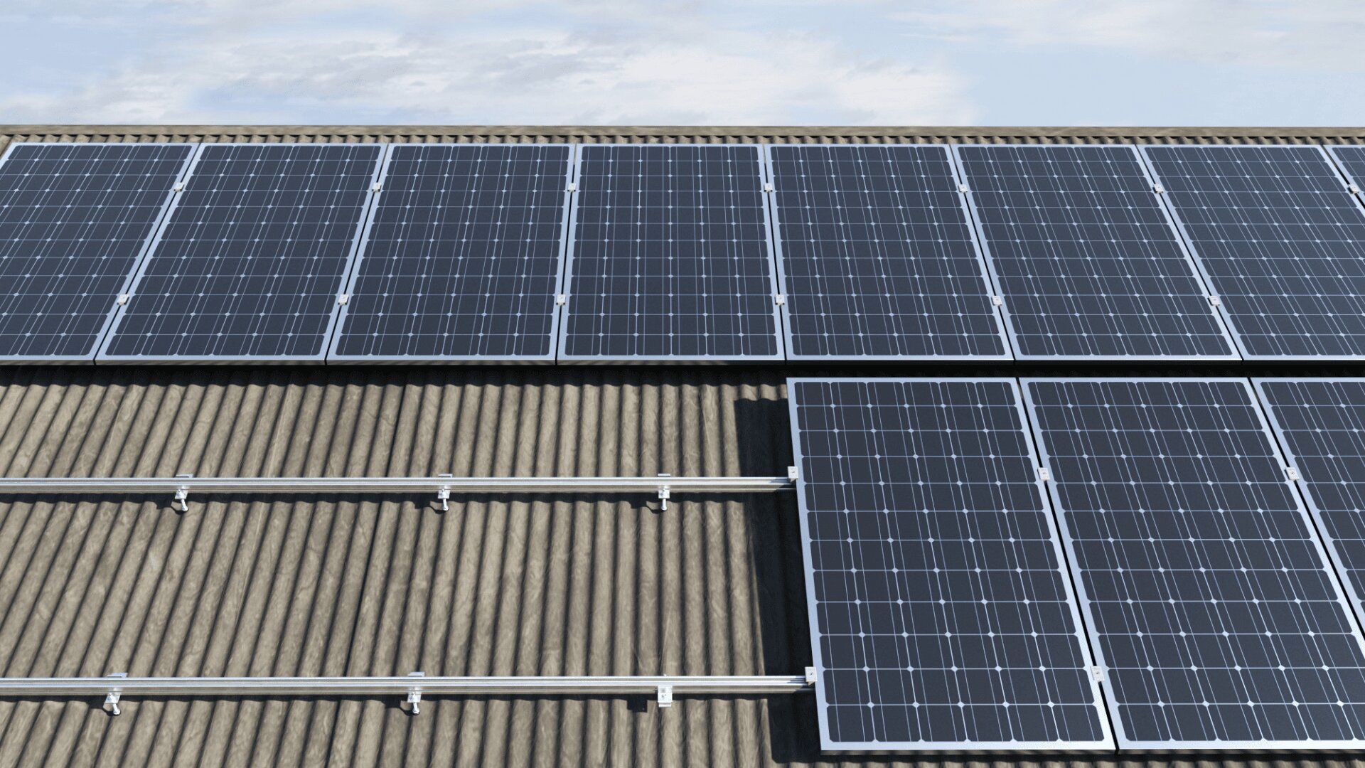 Unter einem teilweise bewölkten Himmel sind auf einem Wellblechdach Reihen von Solarmodulen installiert, die Sonnenlicht einfangen und so erneuerbare Energie erzeugen.