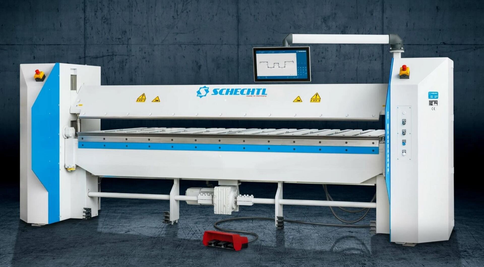Eine große industrielle Blechbiegemaschine von SCHECHTL mit einem digitalen Kontrollbildschirm, Sicherheitswarnschildern und einem roten Fußpedal vor einem dunklen industriellen Hintergrund.