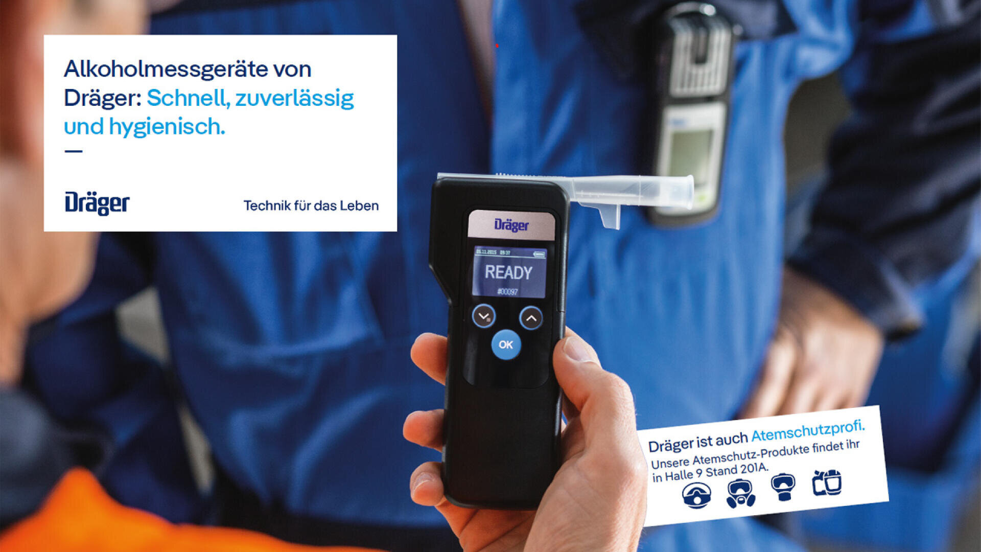 Eine Person hält ein Dräger-Alkoholtester mit der Anzeige „BEREIT“, während eine andere Person in blauer Arbeitskleidung im Hintergrund steht. Deutscher Text wirbt für die zuverlässigen, hygienischen Alkoholtester und Atemschutzprodukte von Dräger.