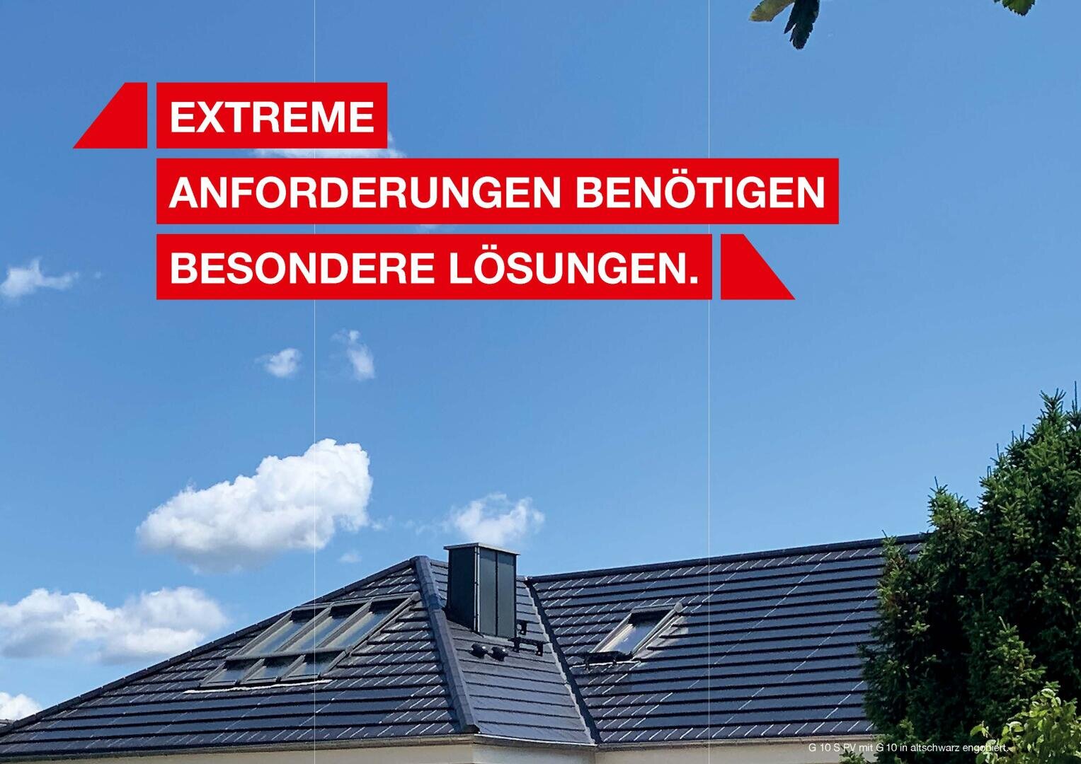 Ein Haus mit einem dunklen Ziegeldach unter einem blauen Himmel mit einigen Wolken. In roter und weißer Schrift steht auf Deutsch: EXTREME ANFORDERUNGEN BENÖTIGEN BESONDERE LÖSUNGEN.