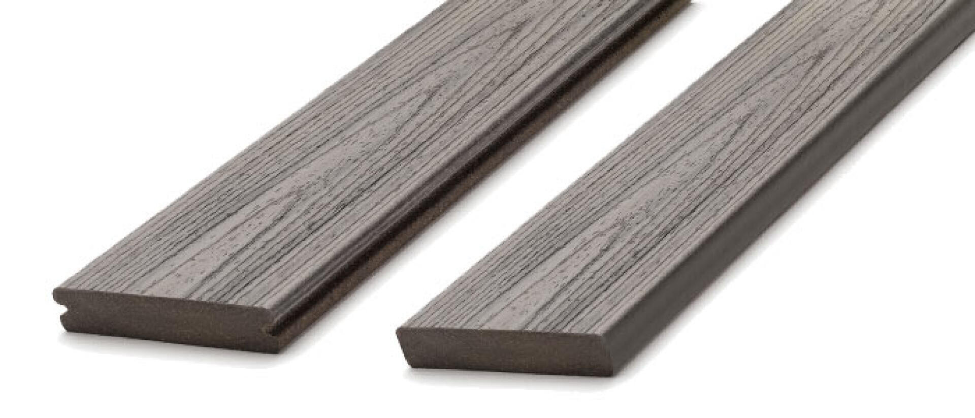Zwei graue Terrassendielen aus Verbundwerkstoff mit Holzmaserung, eine mit geriffelter Kante und eine mit quadratischer Kante, nebeneinander auf weißem Hintergrund dargestellt.