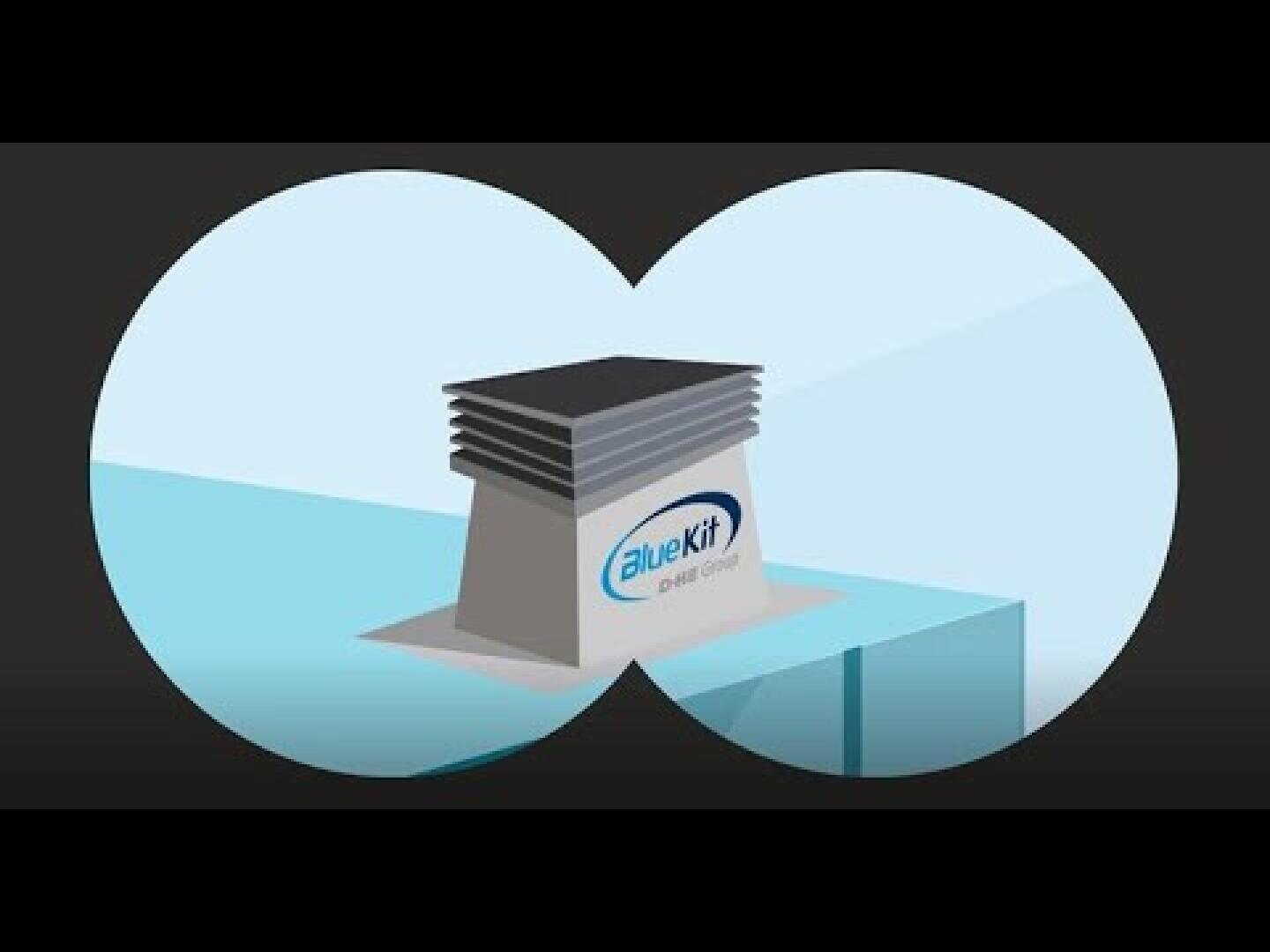 Illustration eines Gebäudes, das durch ein Fernglas betrachtet wird. Das Gebäude hat ein Bluekit-Logo an der Seite und ein dunkles, geschichtetes Dach vor einem hellblauen Hintergrund.