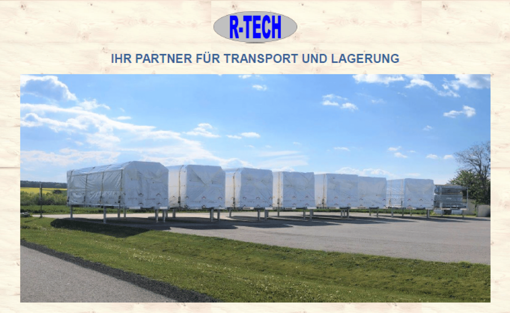 Mehrere große, weiß verpackte Frachteinheiten sind auf Metallplattformen im Freien unter einem teilweise bewölkten Himmel aufgereiht. Der Text darüber lautet: "R-TECH. Ihr Partner für Transport und Lagerung.".