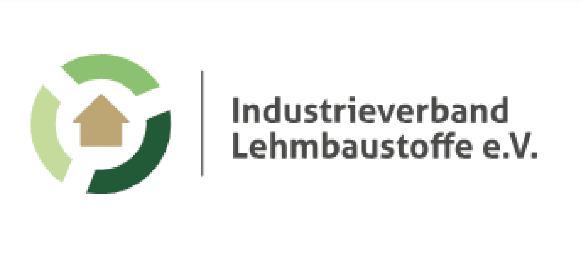 Logo des Industrieverbands Lehmbaustoffe e.V. mit einem kreisförmigen grünen Muster und einem braunen Haussymbol links neben dem Namen der Organisation in schwarzer Schrift auf weißem Hintergrund.