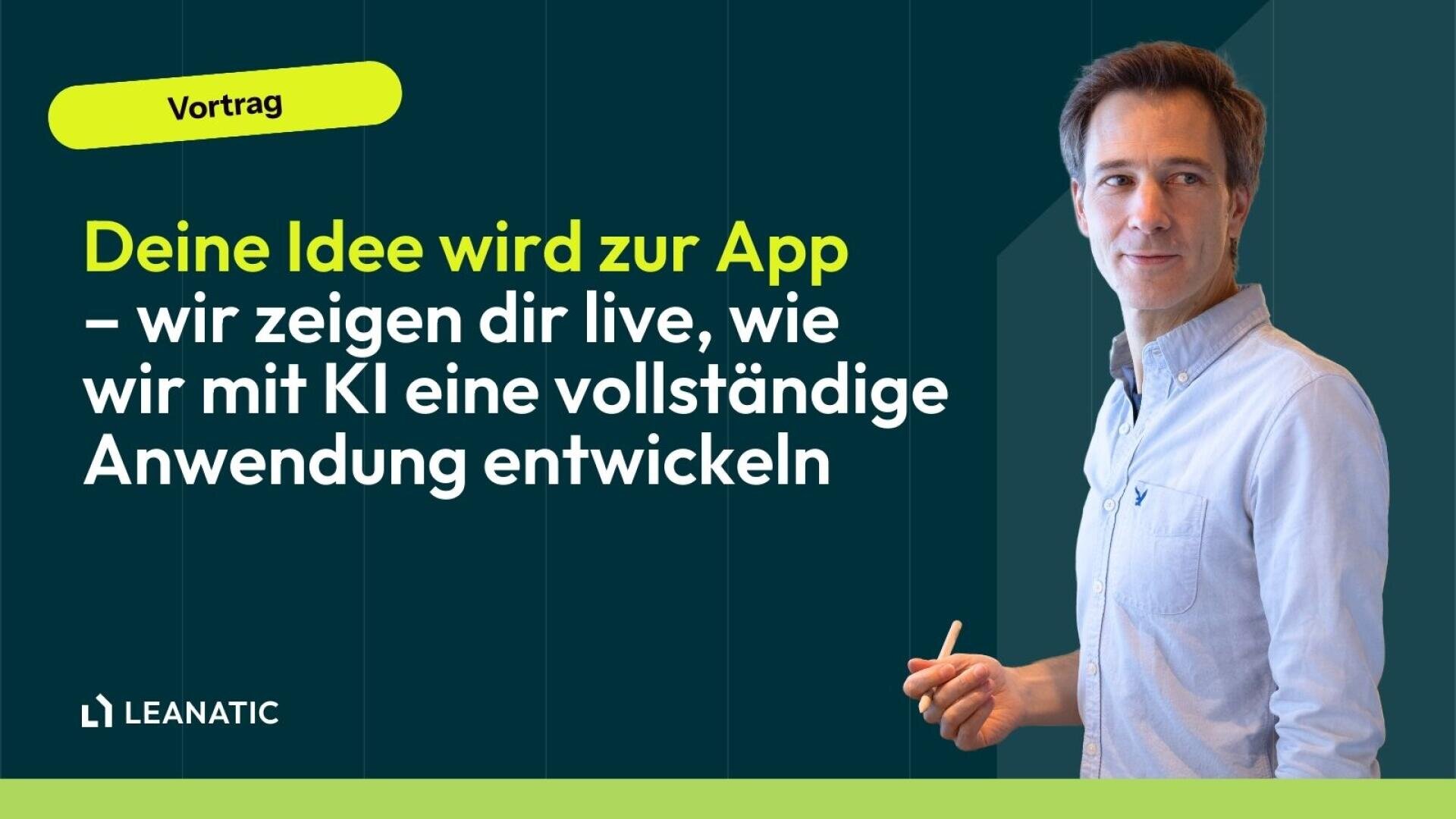Ein Mann in einem hellblauen Hemd hält einen Stift und blickt in die Kamera. Neben ihm steht ein Text auf Deutsch: Deine Idee wird zur App - wir zeigen dir live, wie wir mit KI eine vollständige Anwendung entwickeln.