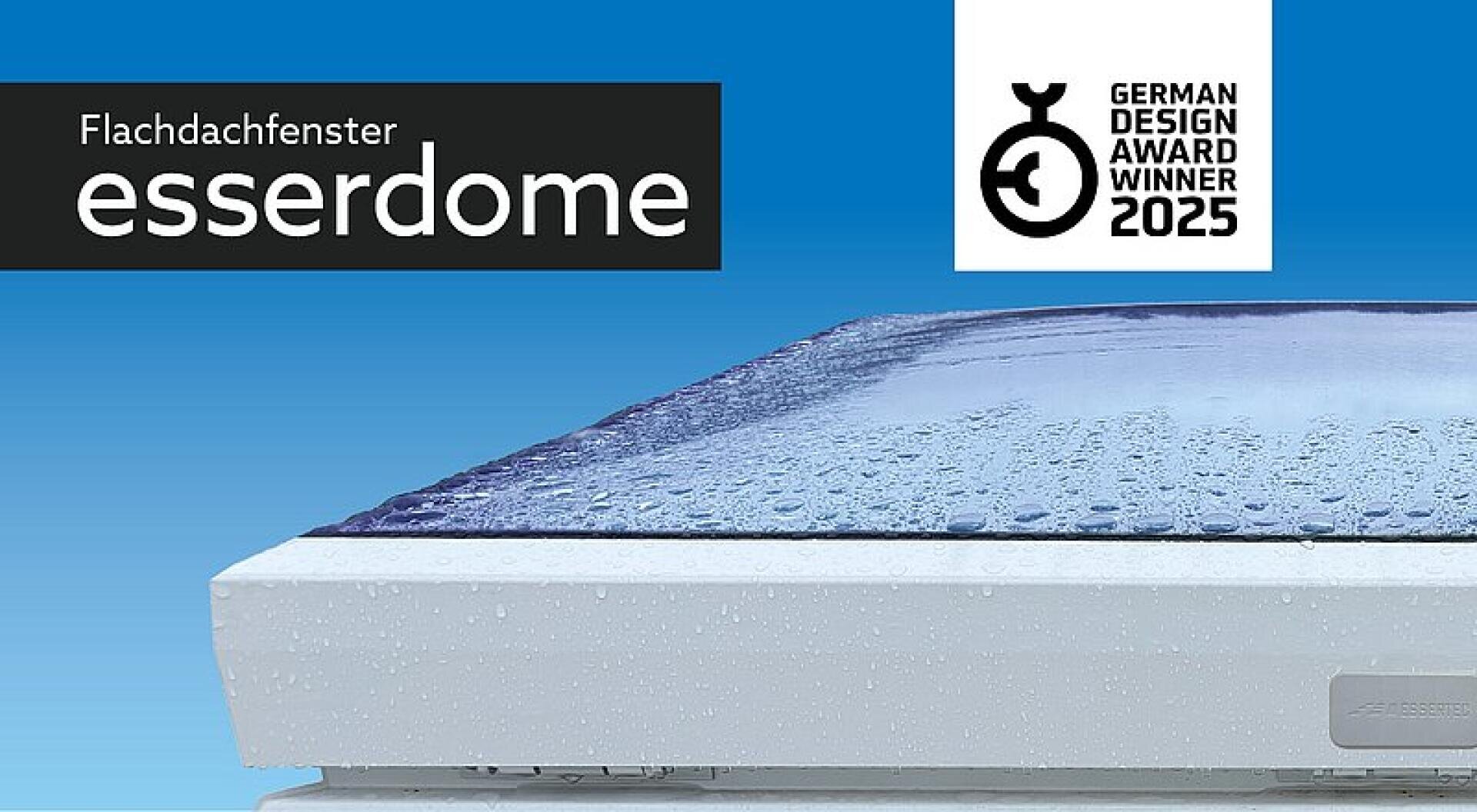 Ein Flachdachfenster mit Wassertropfen auf der Glasoberfläche ist unter einem blauen Himmel dargestellt. Der Text lautet Flachdachfenster esserdome und ein Etikett weist auf den German Design Award Winner 2025 hin.