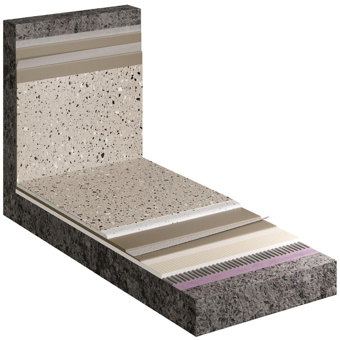 Querschnittsdiagramm, das mehrere Schichten von Bodenbelagsmaterialien zeigt, einschließlich Terrazzo, Klebstoffe, Membranen und Unterboden, dargestellt auf einer rechteckigen Platte mit verschiedenen Texturen und Farben, die in jeder Schicht sichtbar sind.