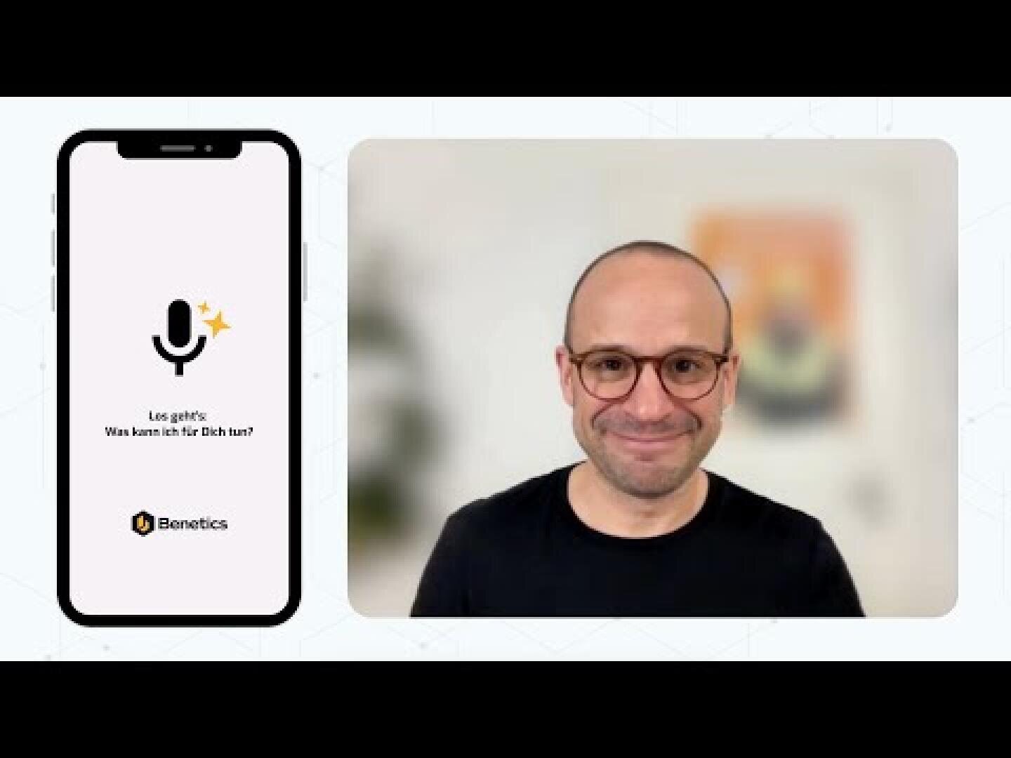 Ein Mann mit einer Brille und einem schwarzen Hemd lächelt in die Kamera. Neben ihm ist ein Smartphone-Bildschirm mit einem Mikrofon-Symbol, deutschem Text und dem Benetics-Logo zu sehen. Der Hintergrund ist hell mit einem unscharfen Bild.