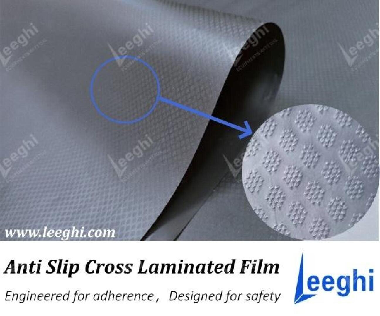 Eine Nahaufnahme der rutschfesten kreuzlaminierten Folie zeigt ihre strukturierte Oberfläche. Ein kreisförmiger Einschub vergrößert das Muster. Der Text lautet Anti Slip Cross Laminated Film und enthält das LeegHi-Logo und die Website.
