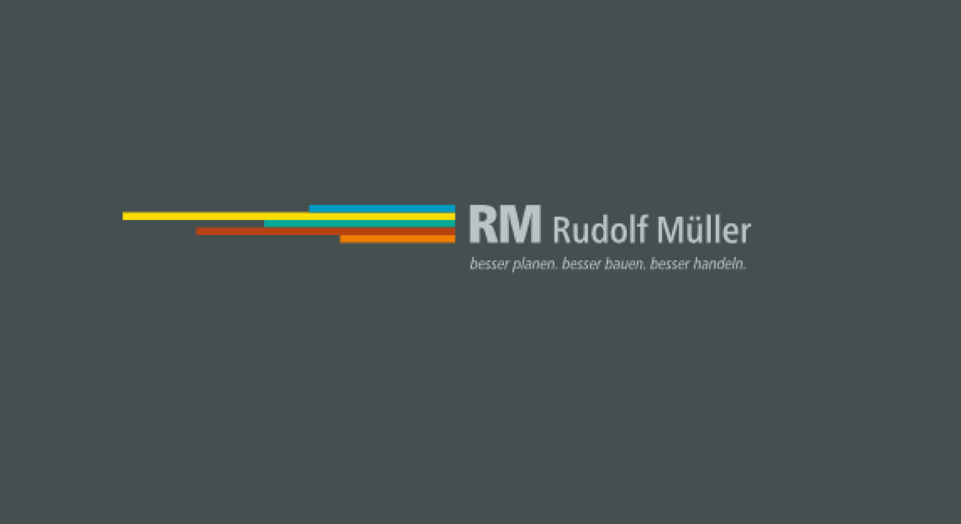 Logo auf dunkelgrauem Hintergrund mit bunten horizontalen Linien auf der linken Seite. Der Text lautet RM Rudolf Müller und darunter in kleinerer Schrift: besser planen. besser bauen. besser handeln.