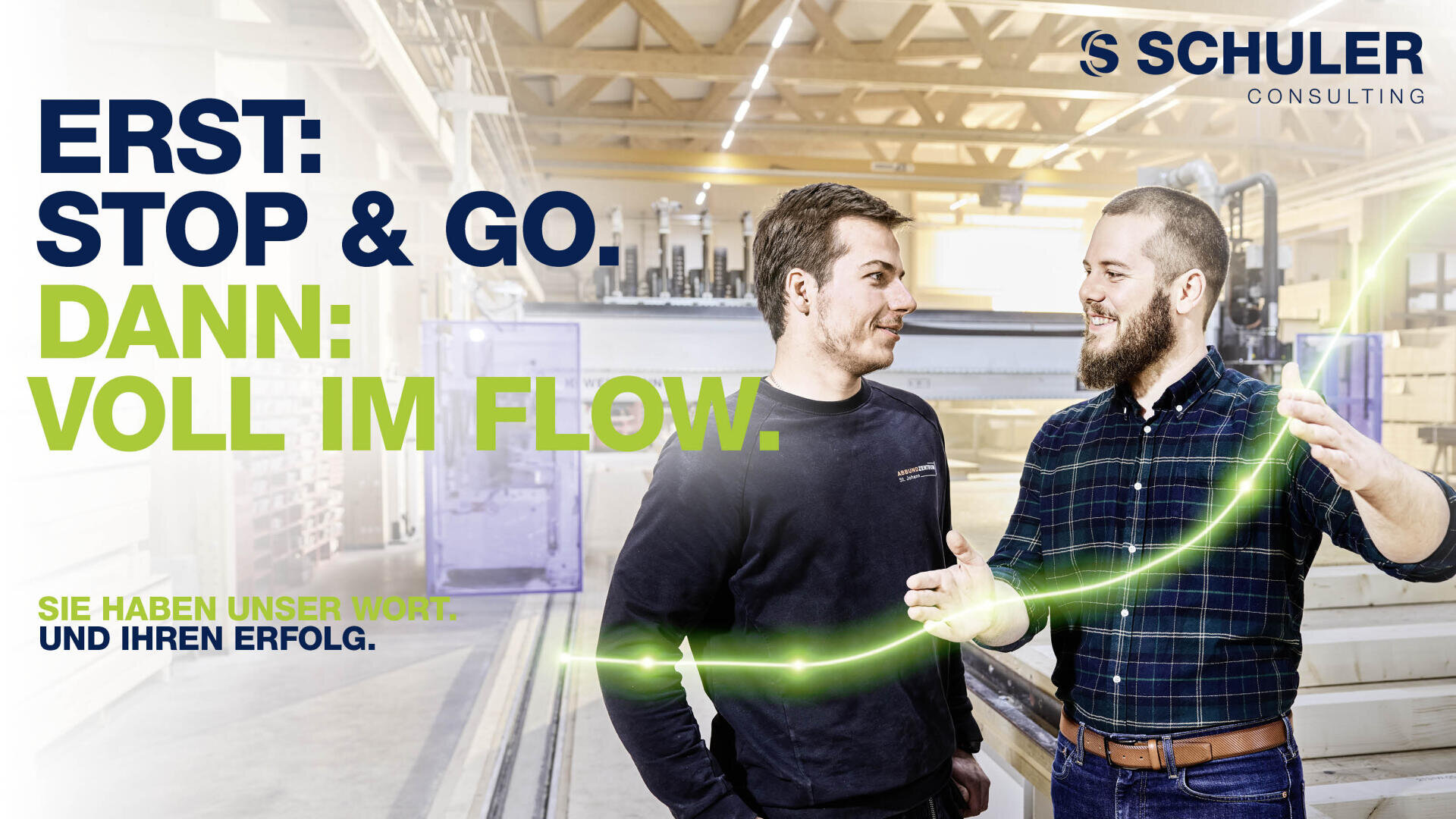 Zwei lächelnde Männer stehen in einer modernen Fabrikumgebung. Der große deutsche Text lautet: "Erst: Stop & Go. Dann: Voll im Flow." Eine grüne Lichtspur verbindet sie miteinander. Das Logo von Schuler Consulting befindet sich in der oberen rechten Ecke.