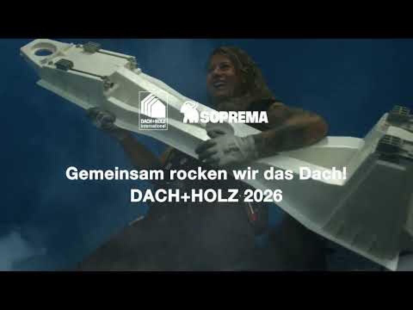 Eine Person mit einer großen weißen Gitarre steht inmitten von Rauch mit der Aufschrift: "Gemeinsam rocken wir das Dach! DACH+HOLZ 2026" und die Logos von DACH+HOLZ International und SOPREMA überlagern das Bild.