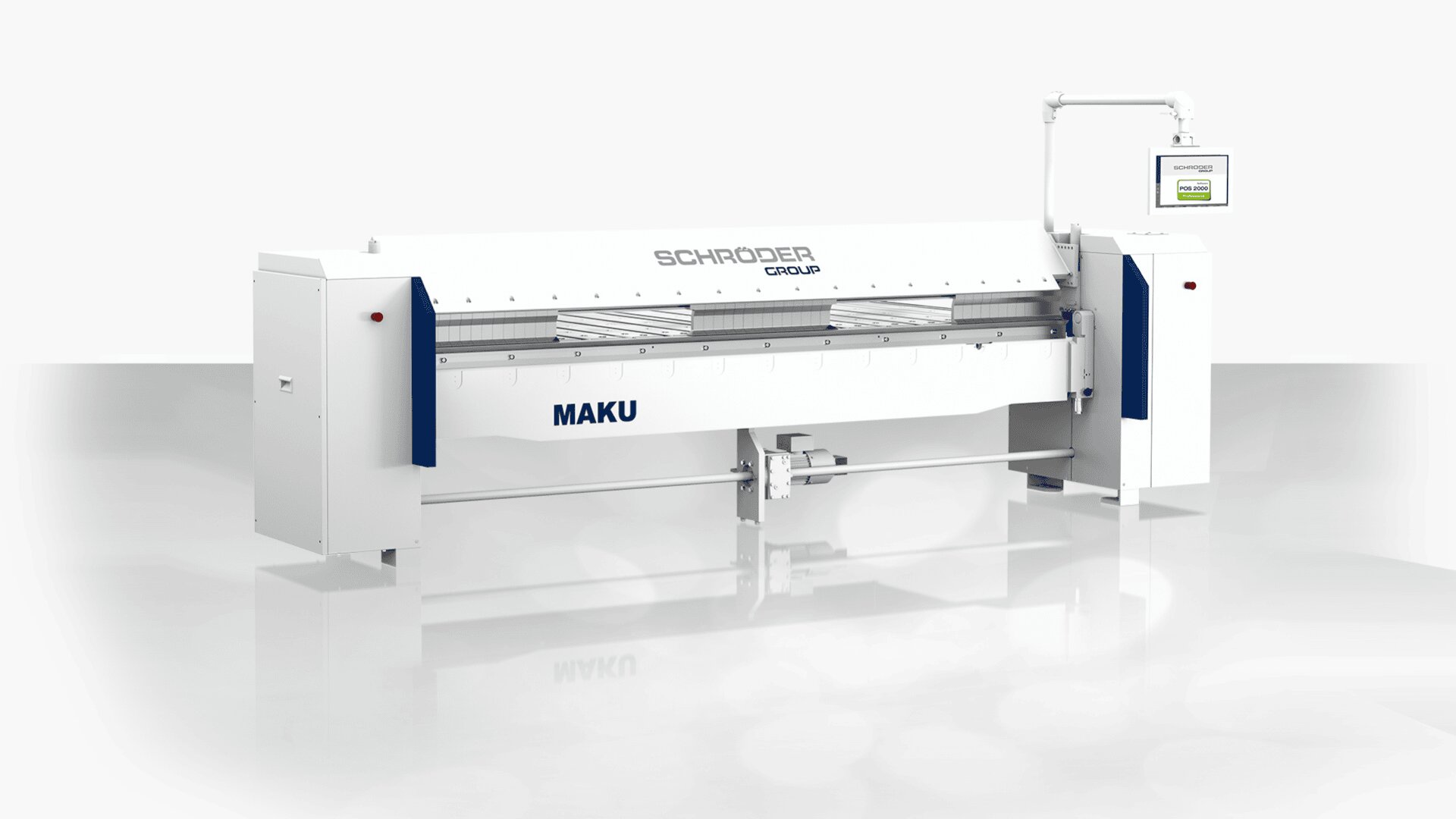 Eine große industrielle Blechbiegemaschine mit den Aufschriften MAKU und SCHRÖDER GROUP und einem Computer-Bedienfeld auf der rechten Seite steht auf einem reflektierenden weißen Boden.