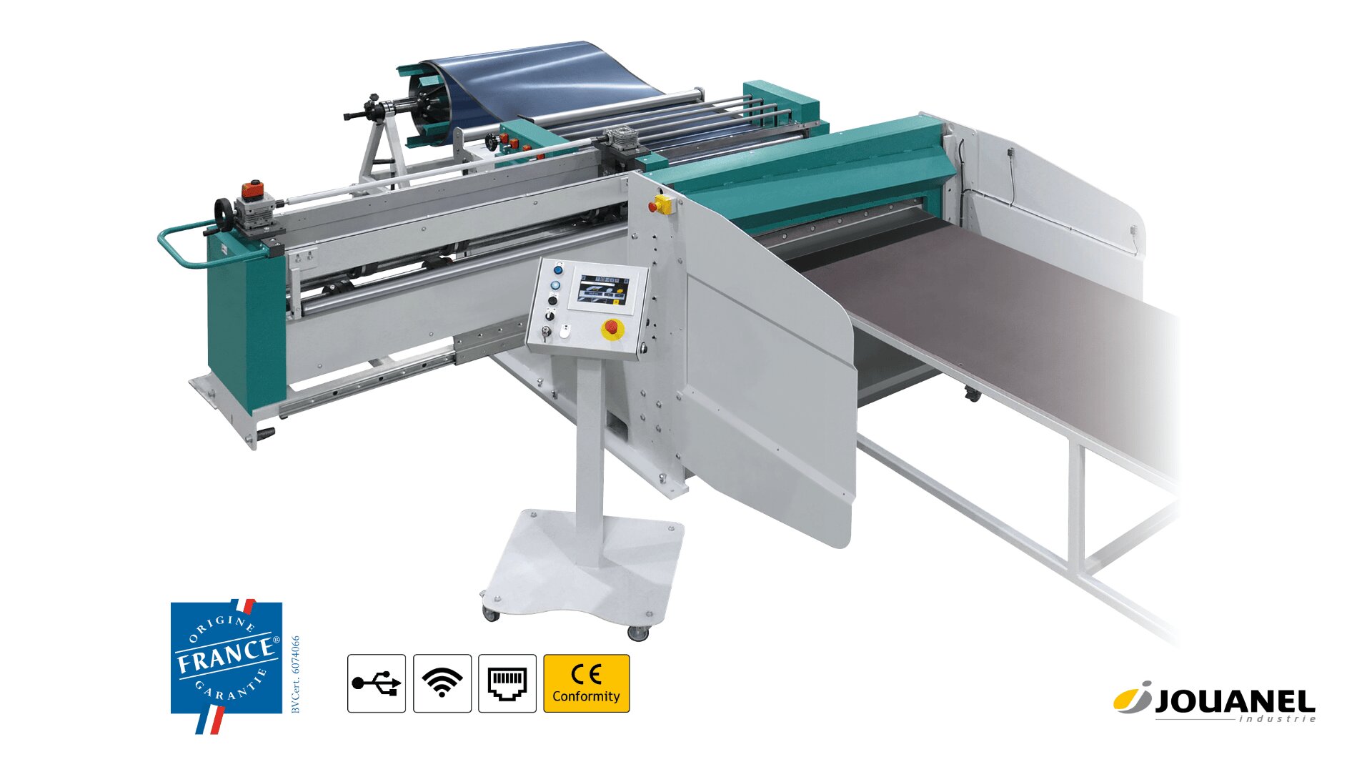 Industrielle Blechschneidemaschine mit Bedienfeld, Zuführrollen und Fördersystem. Logos weisen auf französische Herkunft, WLAN, CE-Konformität und den Hersteller Jouanel Industrie hin.