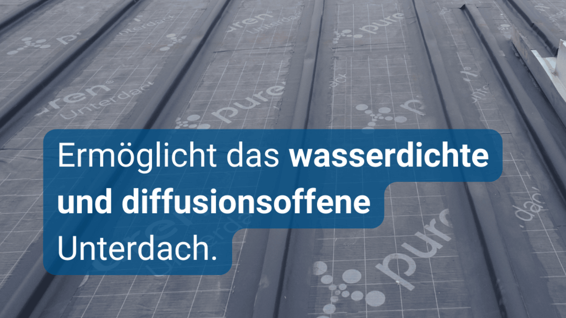Nahaufnahme einer grauen Dachunterlage mit dem blau hervorgehobenen Schriftzug „Ermöglicht das wasserdichte und diffusionsoffene Unterdach“, der die wasserdichten und dampfdurchlässigen Eigenschaften des Materials hervorhebt.