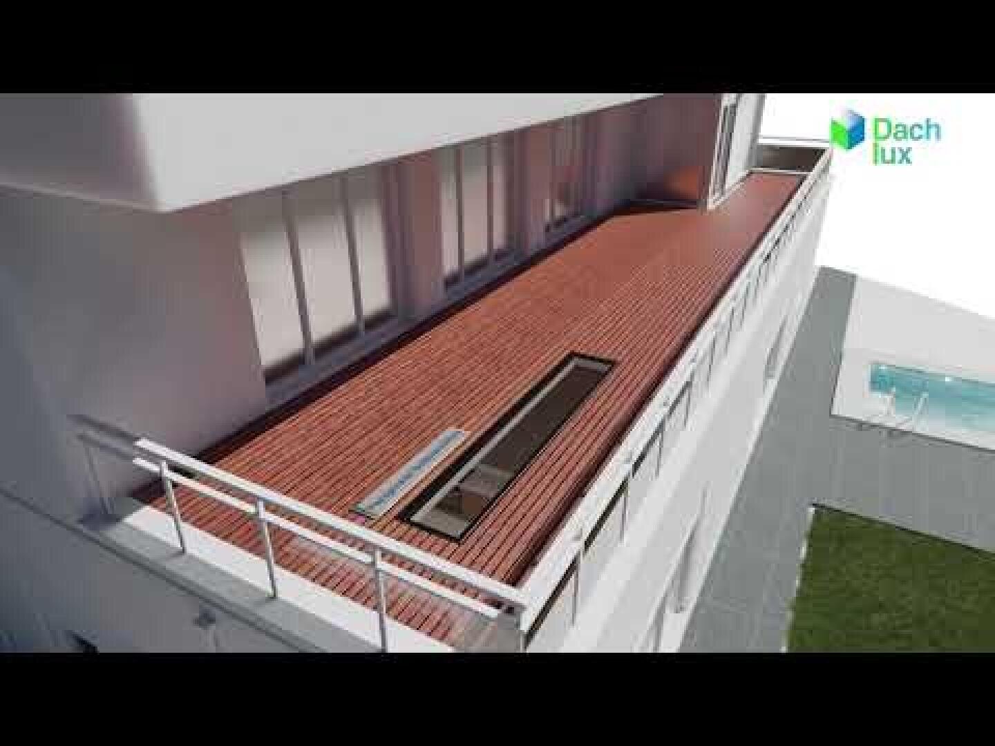 Ein modernes Gebäude verfügt über eine geräumige Holzterrasse mit einem langen rechteckigen Oberlicht, weißen Geländern und einem Blick auf eine Grünanlage und einen Swimmingpool. In der rechten oberen Ecke ist das Logo von Dach Lux zu sehen.