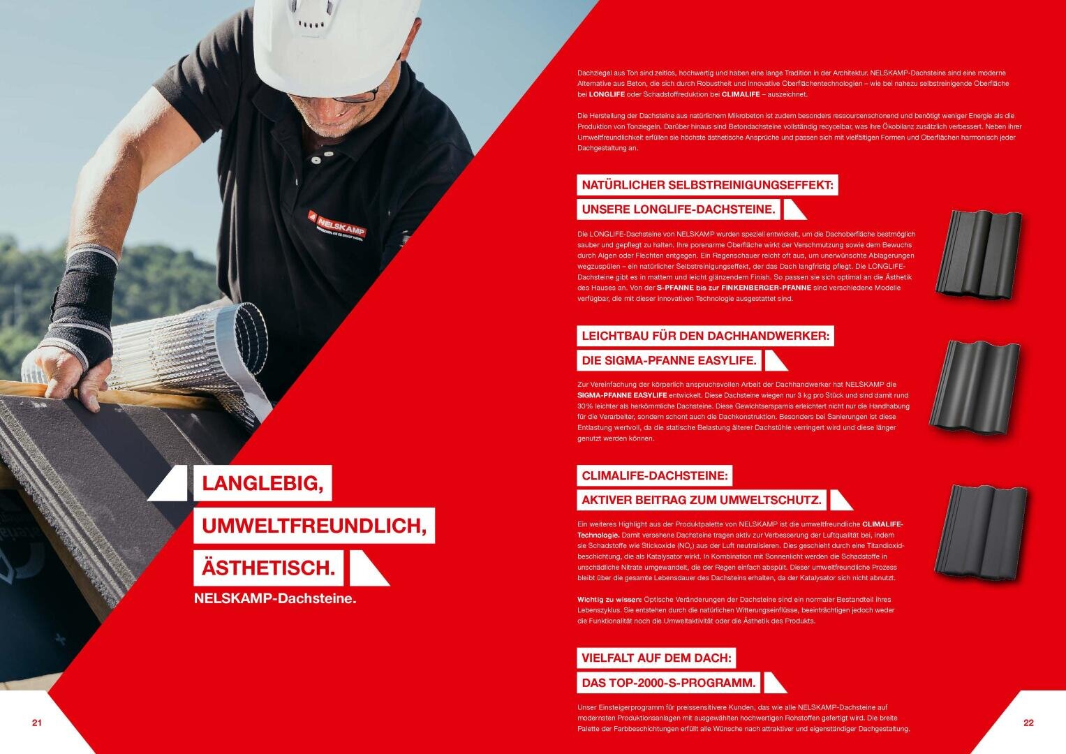 Ein Arbeiter verlegt unter freiem Himmel dunkle Dachziegel auf einem Hausdach. Rote und weiße Textfelder heben die Produkteigenschaften in deutscher Sprache hervor, mit Bildern von Dachziegeln auf der rechten Seite und einem roten geometrischen Hintergrund.