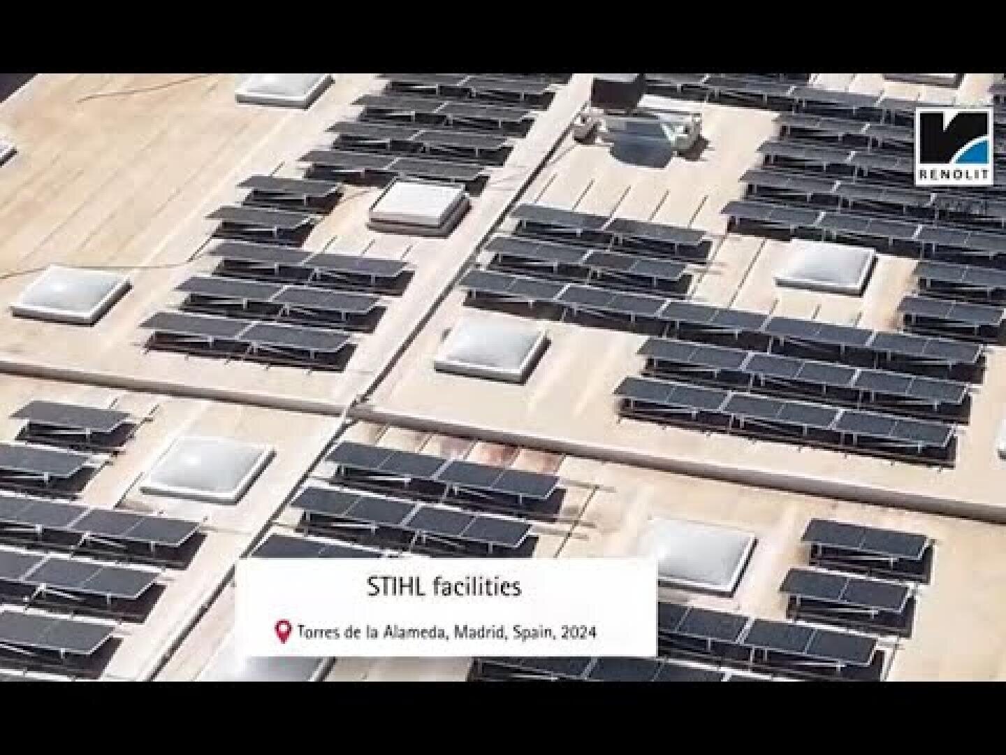 Abgebildet ist ein Dach mit mehreren Sonnenkollektoren. Die Bildunterschrift lautet: STIHL Anlagen, Torres de la Alameda, Madrid, Spanien, 2024. In der rechten oberen Ecke erscheint das RENOLIT-Logo.