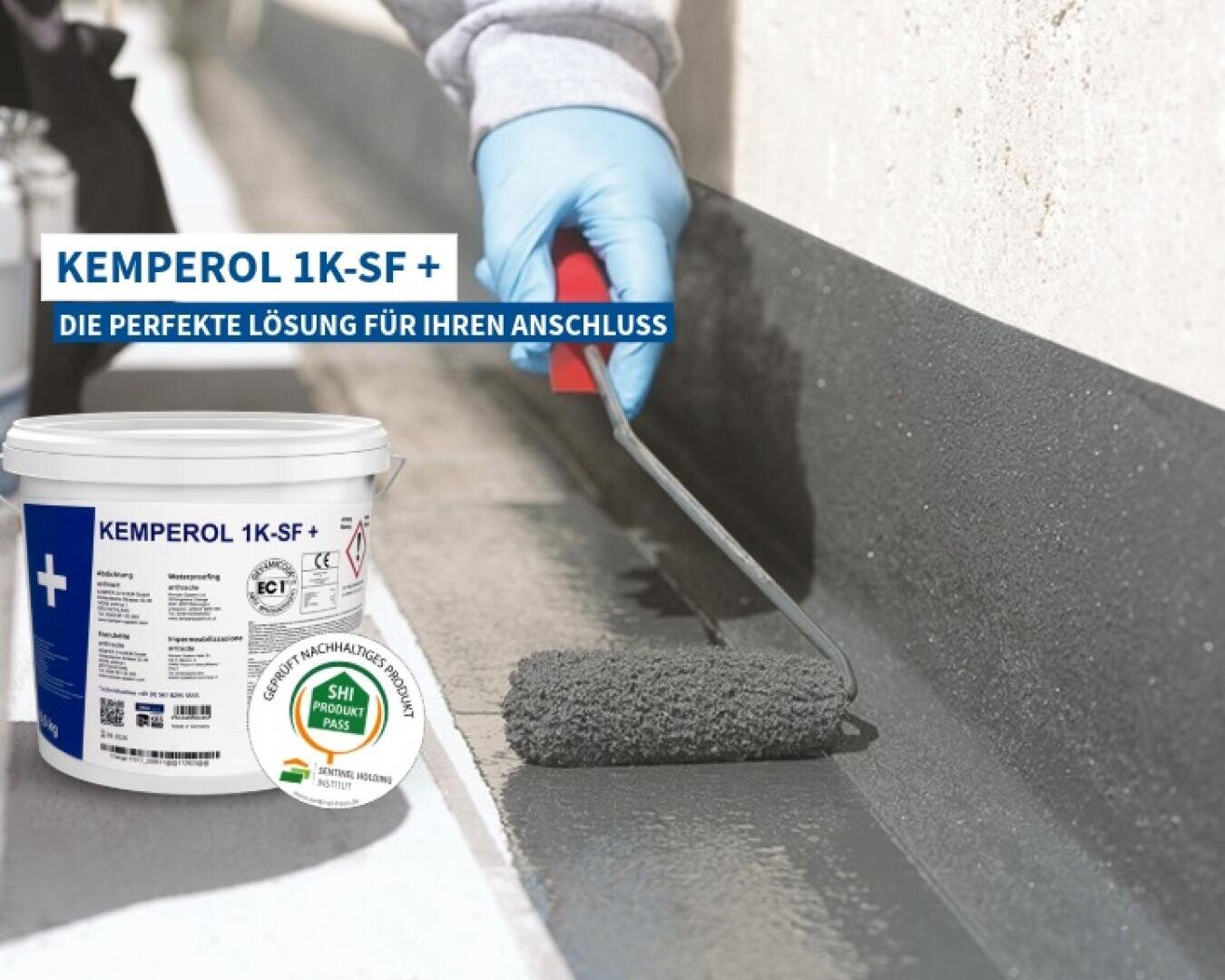 Eine behandschuhte Hand trägt mit einer Farbrolle eine graue Abdichtungsbeschichtung auf eine Oberfläche auf. Im Vordergrund steht ein weißer Eimer mit der Aufschrift Kemperol 1K-SF+ und einem deutschen Text, der das Produkt beschreibt.