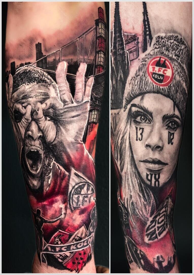 Zwei detaillierte Tattoos: Das linke zeigt einen Fußballspieler, der vor einem Stadion feiert, mit dem Logo des 1. FC Köln und roten Akzenten. Das rechte Bild zeigt eine Frau mit Mütze und dem Logo des 1. FC Köln, Gesichtstattoos und eine Stadtlandschaft im Hintergrund.