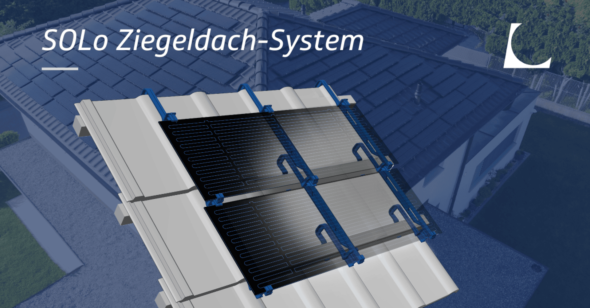 Ein digitales Rendering des SOLO Ziegeldach-Systems zeigt die in die Dachziegel integrierten Solarmodulkomponenten und überlagert das Foto eines Hauses, auf dessen Dach ähnliche Solarziegel installiert sind.
