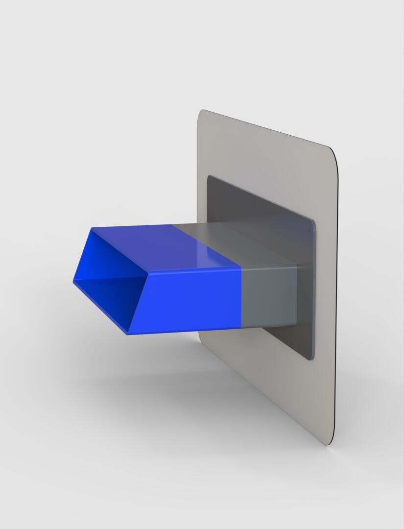 Ein 3D-gerendertes Bild einer rechteckigen blauen und grauen Entlüftungsöffnung, die aus einer flachen, vertikalen Oberfläche herausragt und einer an der Wand montierten Luft- oder Abluftöffnung ähnelt. Der Hintergrund ist einfarbig und hellgrau.