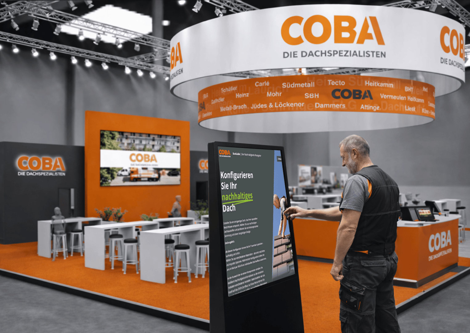 Ein Mann interagiert mit einem Touchscreen-Display auf einem Messestand von COBA, einem Dachdeckerunternehmen. Der Stand ist mit orangefarbenem und grauem Branding, Sitzbereichen und großen COBA-Logos auf Schildern und Bannern ausgestattet.