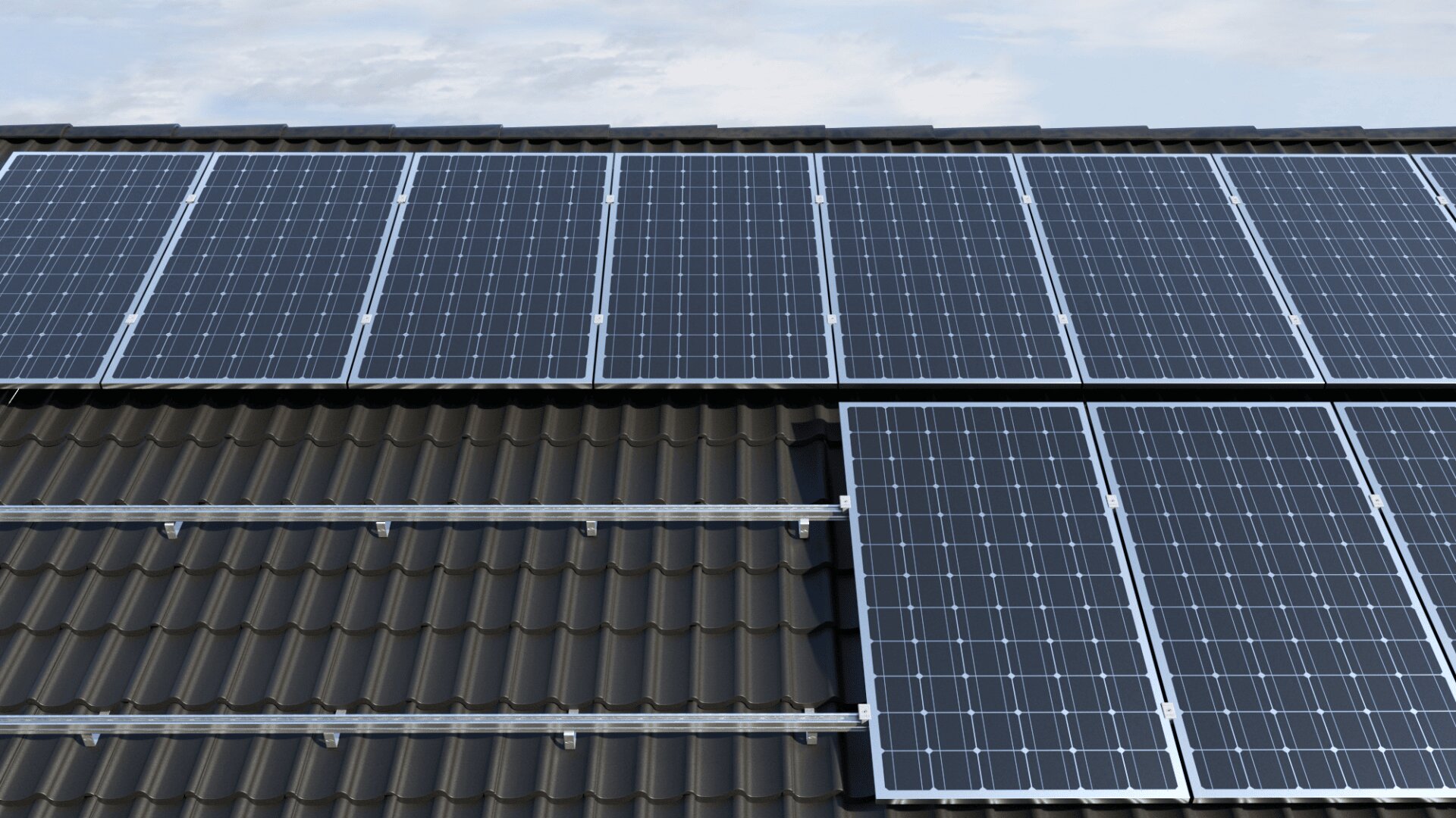 Reihenweise Solarmodule sind auf einem dunklen Ziegeldach unter leicht bewölktem Himmel installiert. Im unteren Teil des Daches sind einige Montagegestelle ohne Solarmodule sichtbar.
