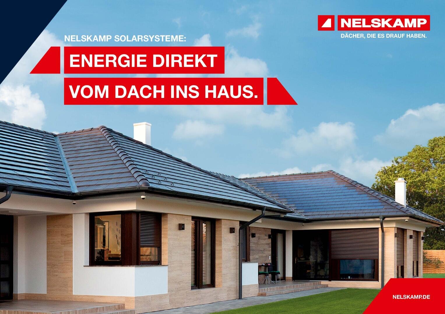 Modernes Haus mit Sonnenkollektoren auf dem Dach, blauer Himmel im Hintergrund. Der Text lautet: NELSKAMP SOLARSYSTEME: ENERGIE DIREKT VOM DACH INS HAUS. Das NELSKAMP-Logo erscheint in der oberen rechten Ecke.
