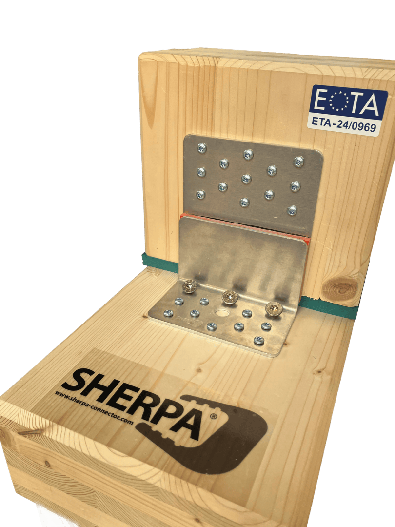A wooden model shows a SHERPA metal connecting plate, which is fastened with screws and connects two wooden beams at right angles. An EOTA certification plate is attached to the vertical beam.