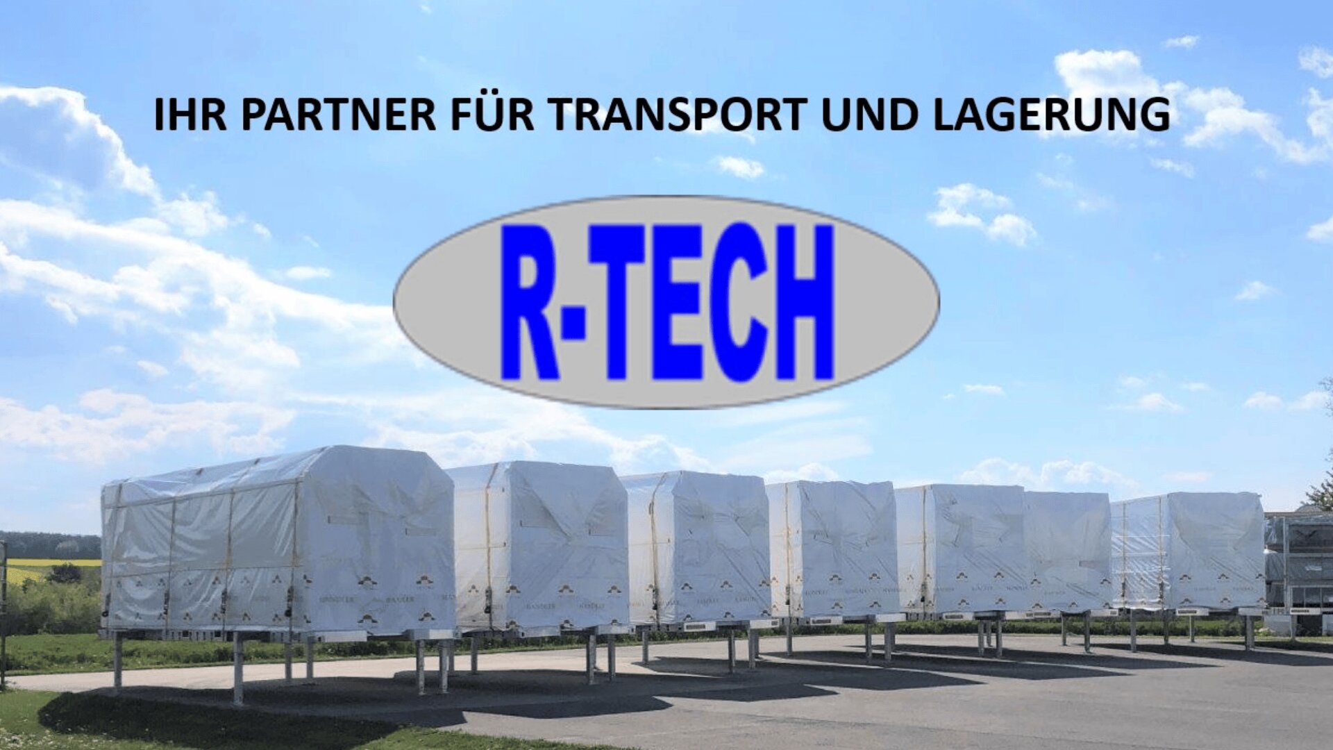 Außenszene mit mehreren weißen, überdachten Lagereinheiten auf Ständern. Darüber befindet sich ein großes ovales Logo mit R-TECH in blauen Buchstaben und der deutschen Aufschrift „Ihr Partner für Transport und Lagerung“.