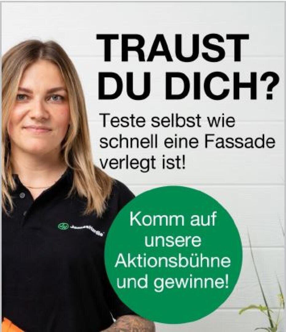 Eine junge Frau in einem schwarzen Polohemd steht neben einem deutschen Text, der dazu einlädt, zu testen, wie schnell eine Fassade montiert werden kann, und eine Veranstaltungsbühne zu besuchen, auf der es etwas zu gewinnen gibt.