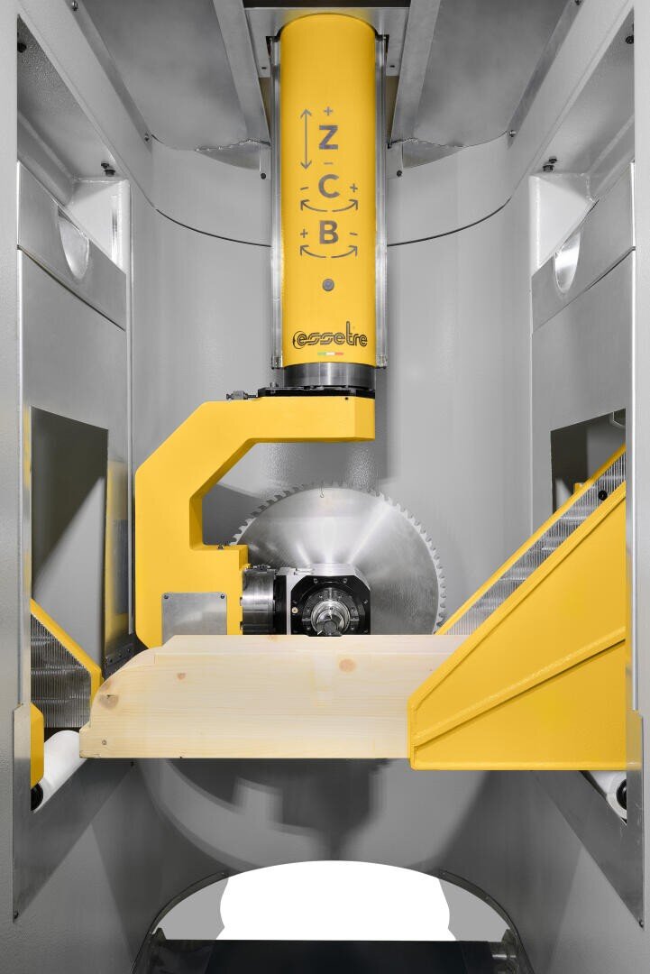 Nahaufnahme einer modernen industriellen Holzschneidemaschine mit Kreissägeblatt, gelben Schutzvorrichtungen und einem zum Schneiden ausgelegten Holzbrett. Die Maschine trägt die Bezeichnung „Essetre“.