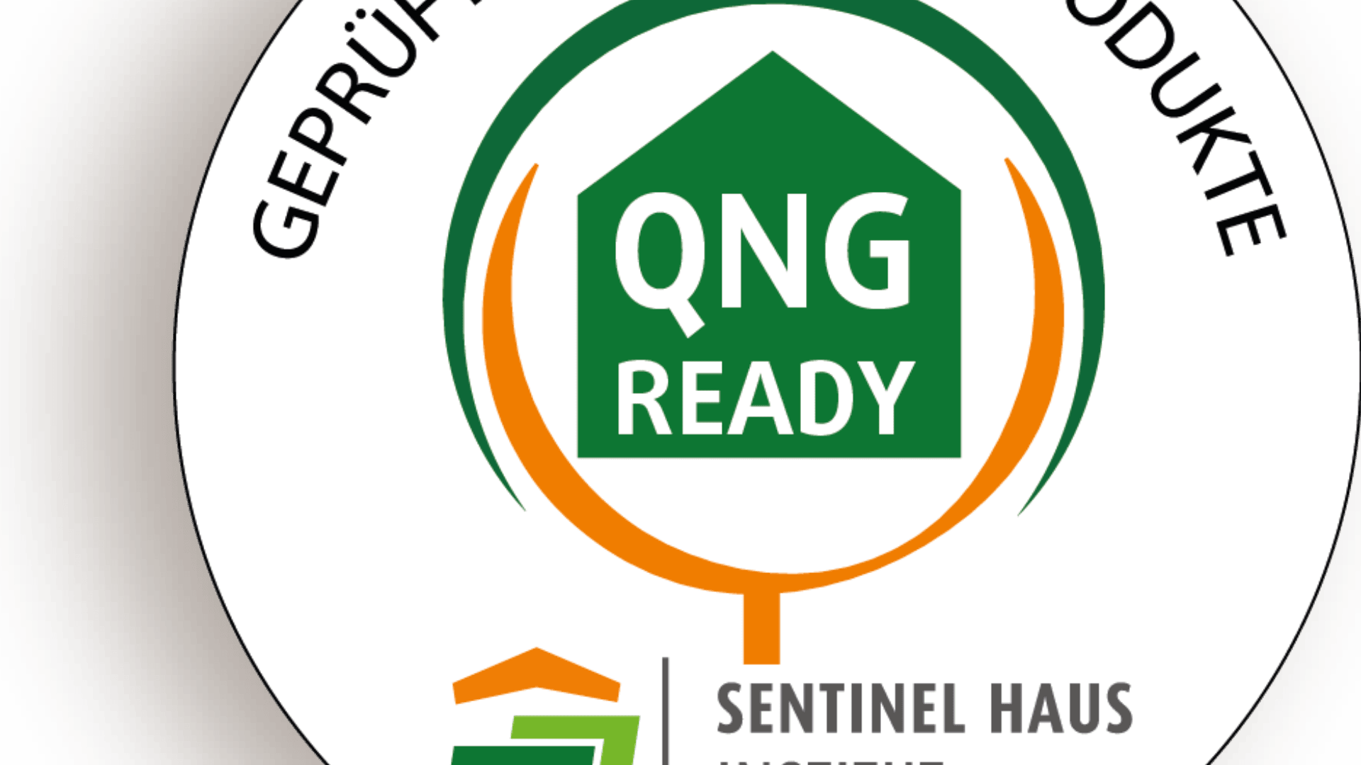 Ein kreisförmiges Logo mit „QNG READY“ in einem grünen Haussymbol in der Mitte, umgeben vom Text „GEPRÜFTE PRODUKTE“. Darunter befinden sich das Sentinel Haus-Logo und der Schriftzug „SENTINEL HAUS INSTITUT“.
